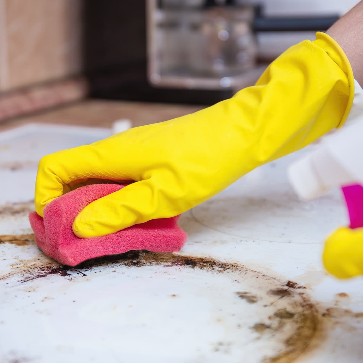 <p data-block-key="rhb7y"> Kiiltävät hanat ja kirkkaat lasipinnat syntyvät pienillä teoilla – kuivaa pinnat käytön jälkeen ja vältä hankaavia aineita. (Kuva: Envato) </p>