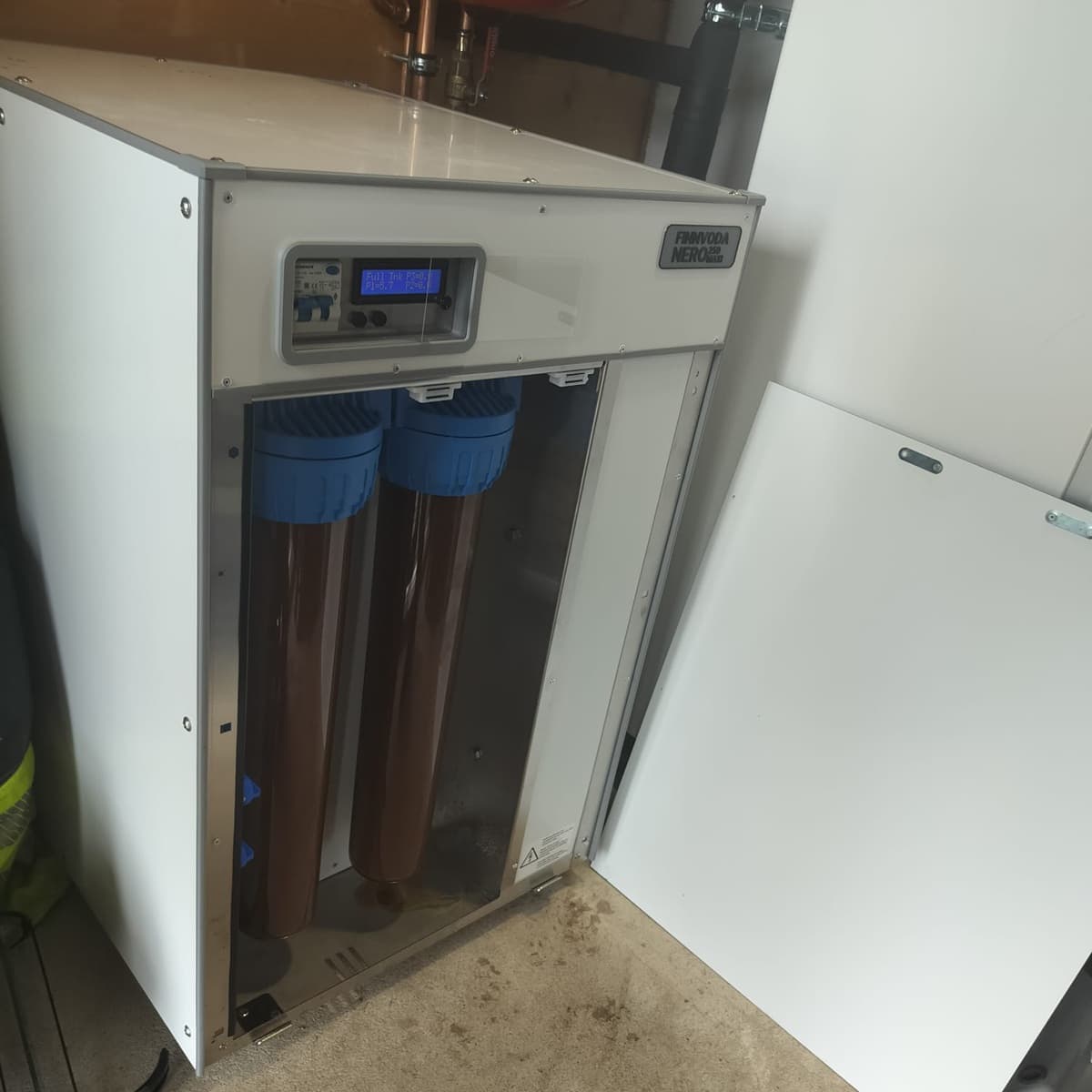 <p data-block-key="34ucu">Käänteisosmoosilaite NERO 250 MAXI puhdistaa meri-, järvi- ja kaivoveden juomakelpoiseksi koko kotiin tai mökille, tuottaen jopa noin 250 litraa puhdasta vettä tunnissa, puskuroiden jopa toista sataa puhdasta vesilitraa sisäisen säiliönsä ja korkean reaaliaikaisen tuoton ansiosta.</p>