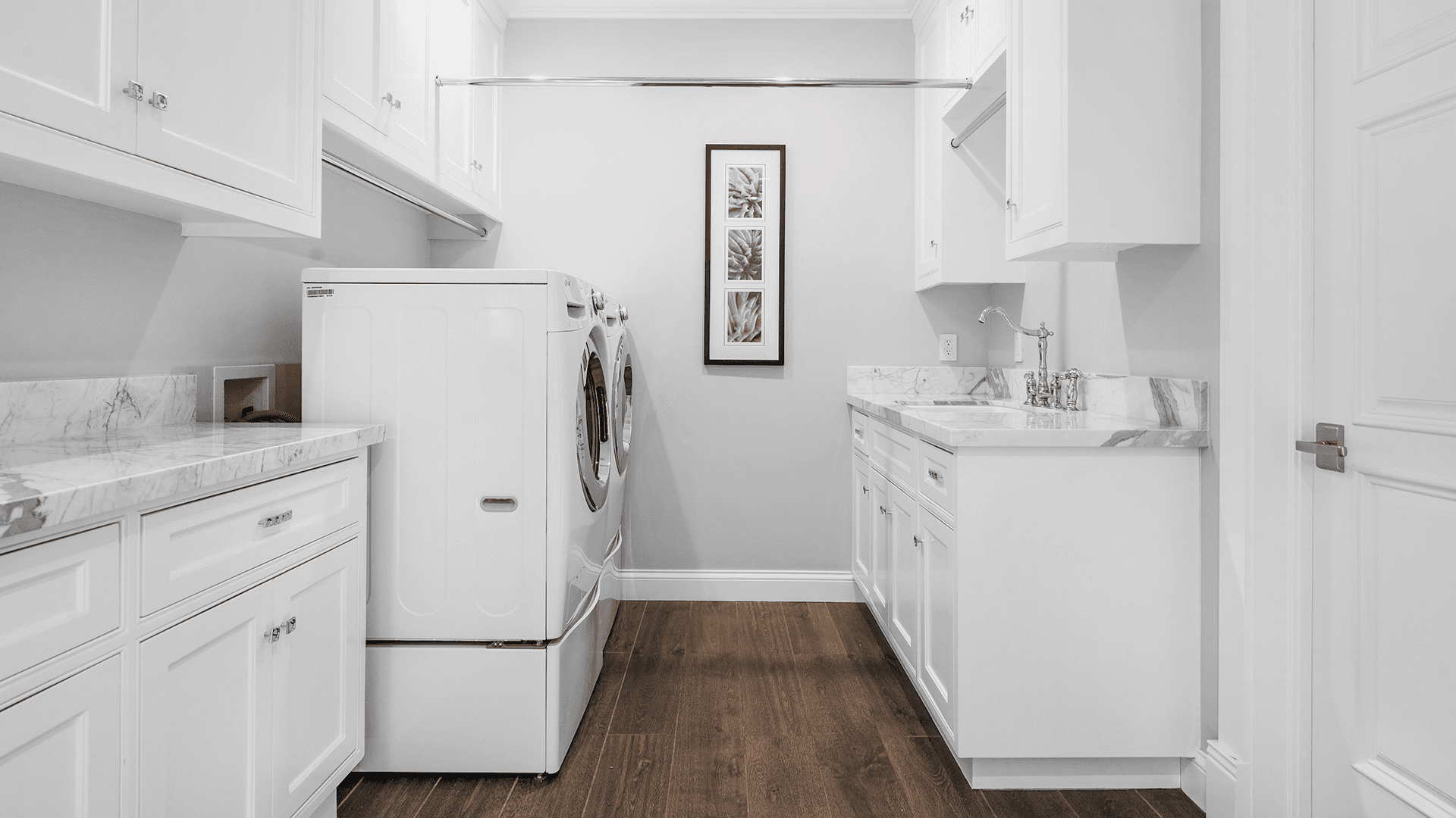 <p data-block-key="2qq0i">WC, kodinhoitohuone ja kuraeteinen ovat usein väliinputoajia: roiskevesi ja siivousvesi kuormittavat pintoja, mutta eivät vastaa suihkualueen olosuhteita. (Kuva Adobe Stock)</p>