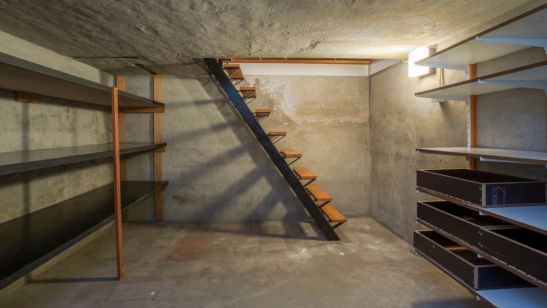 Tyhjä Kostea kellari