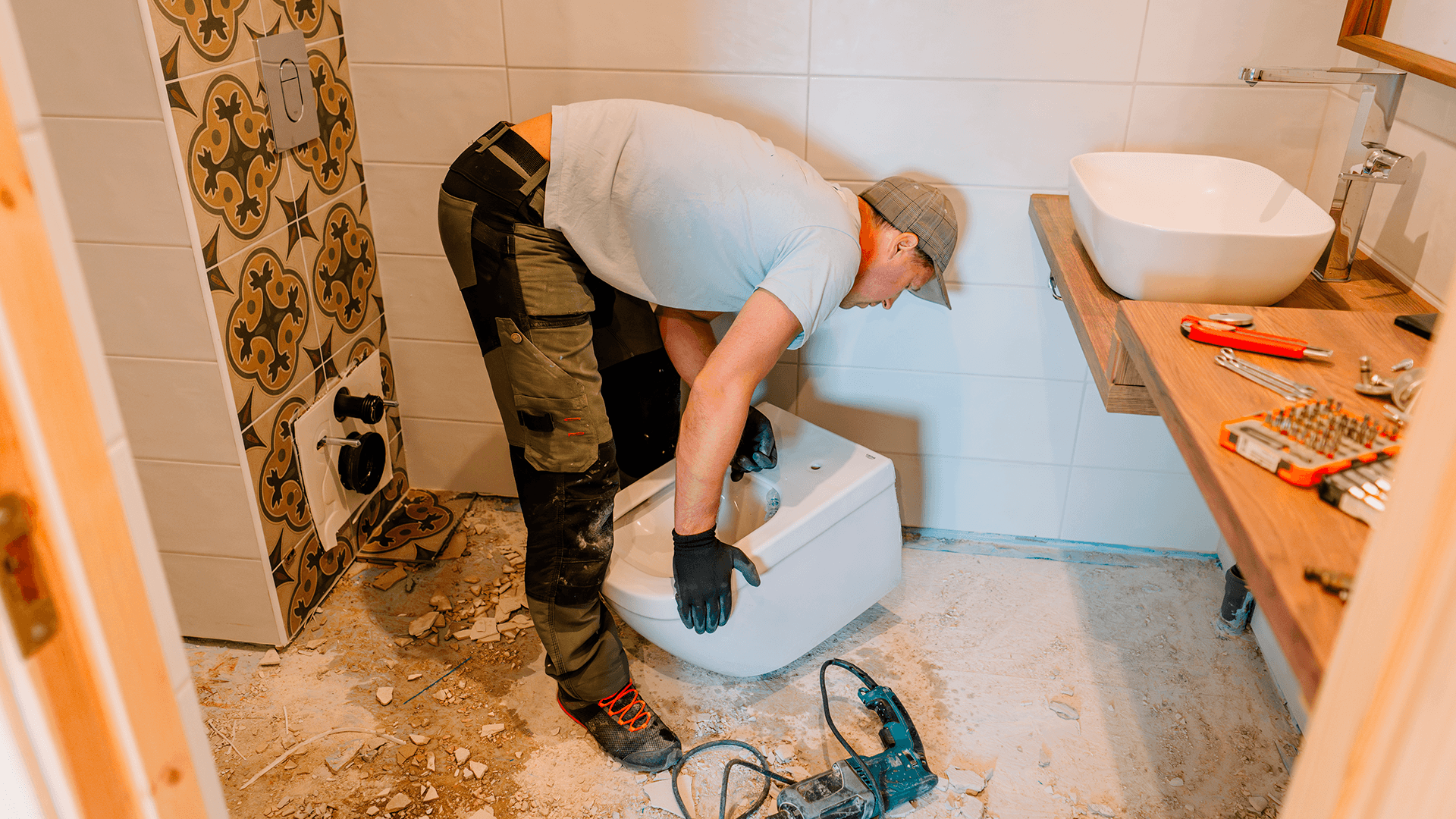 Kipsilevy ja kosteus: milloin tavallinen levy riittää ja milloin tarvitaan märkätilalevy