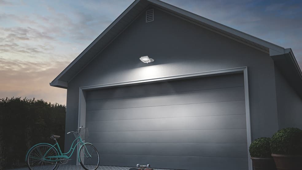 <p data-block-key="gej0t">Endura Floodlight antaa tasaisesti valoa autotallin edustaan.</p>