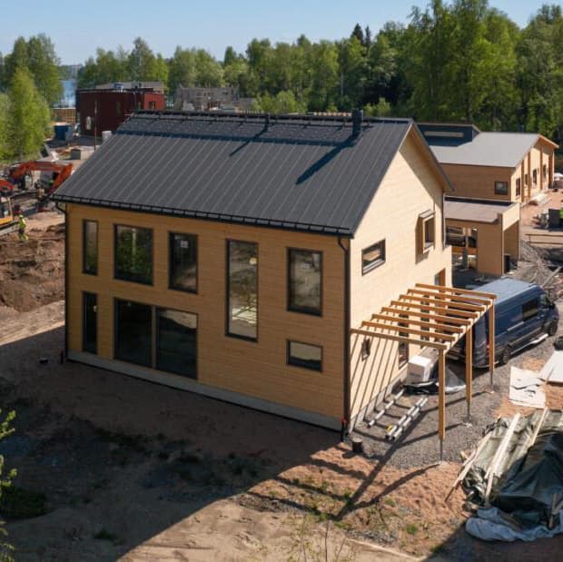 <p data-block-key="77pc7">Villa Pesäpuu yhdistää luonnonläheiset materiaalit ja energiatehokkaat ratkaisut. Suuret läpitalon ikkunat tuovat sisään runsaasti luonnonvaloa, avautuen kauniisiin puistonäkymiin.</p>