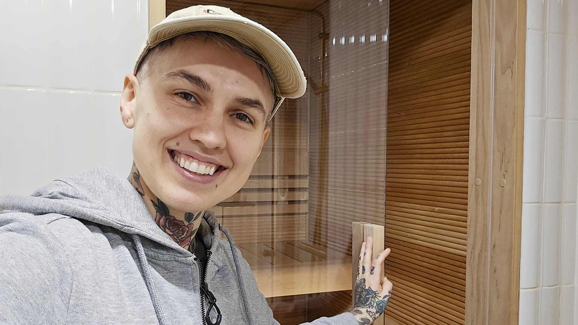 Nata Salmela toi rivitalon saunaan Liune Door -liukuovella tyylikästä spa-tunnelmaa