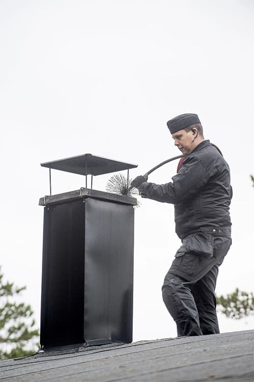 <p data-block-key="f1184">Kiinteistön omistajan tai haltijan on myös huolehdittava siitä, että esimerkiksi savuhormille on esteetön ja turvallinen pääsy. Talo- ja lapetikkaiden sekä kattosiltojen tulee olla kiinteitä ja käyttökuntoisia.</p>