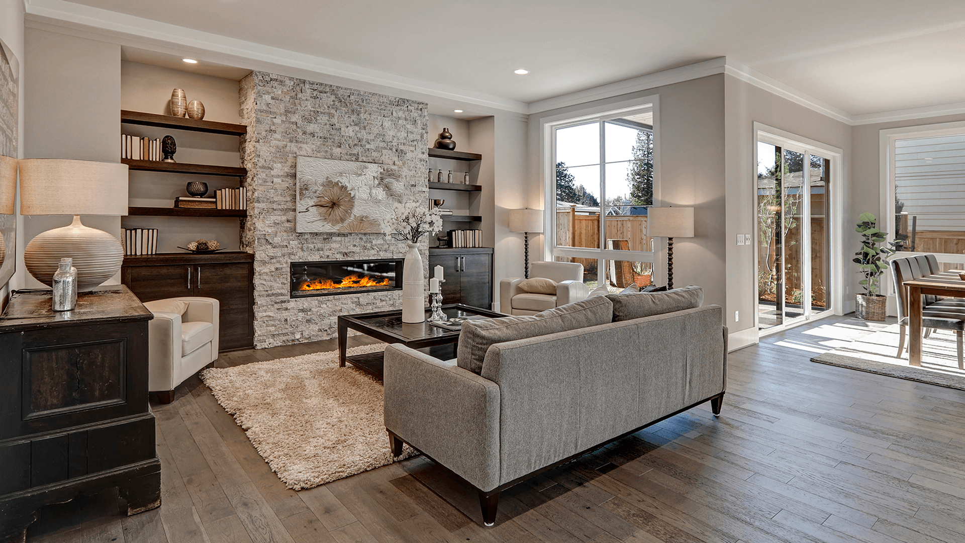 <p data-block-key="chpy2">Hyvin tilan mittakaavaan valitut kalusteet sekä uskallus sijoittaa kalusteita myös muualle, kuin seinän viereen. (Kuva Adove Stock)</p>