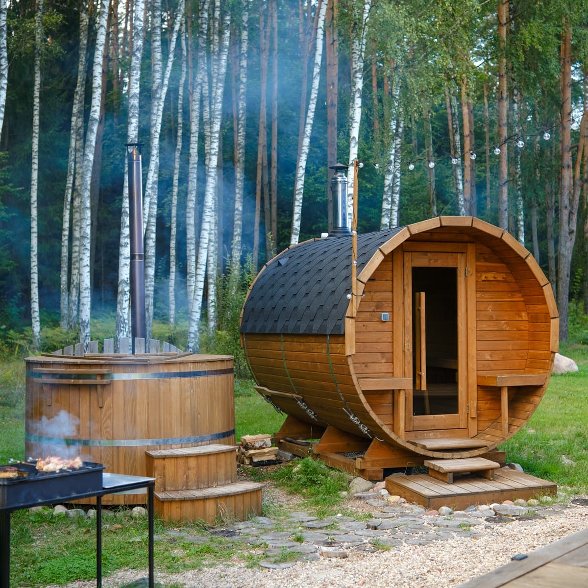 <p data-block-key="dwy9k">Pihan tynnyrisauna ja kylpytynnyri luovat oman pienen spa-keitaan, jossa lämpö ja tunnelma kohtaavat. (Kuva: Envato)</p>