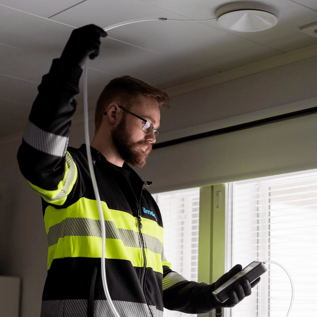 <p data-block-key="fpvq4">Mittaus venttiililtä kertoo, liikkuuko ilma suunnitellusti vai jääkö vaihtuvuus liian pieneksi arjen kuormituksessa. (Kuva Ilmakas Oy)</p>