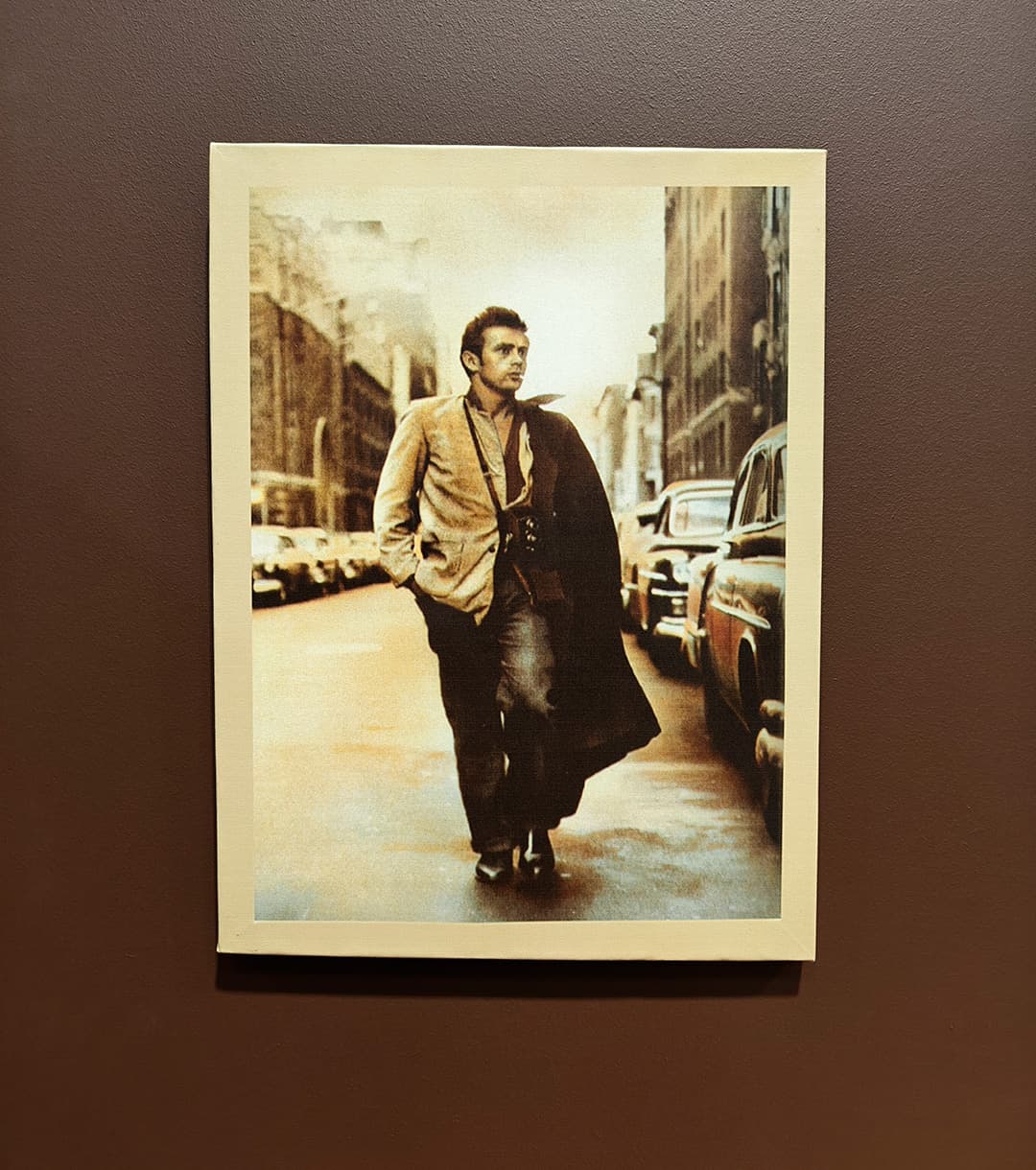 <p data-block-key="1vsw0">Paulus Arajuuri: Yksi taulu voi riittää käynnistämään koko tilan suunnittelun. (Kuva Sari Nieminen)</p>