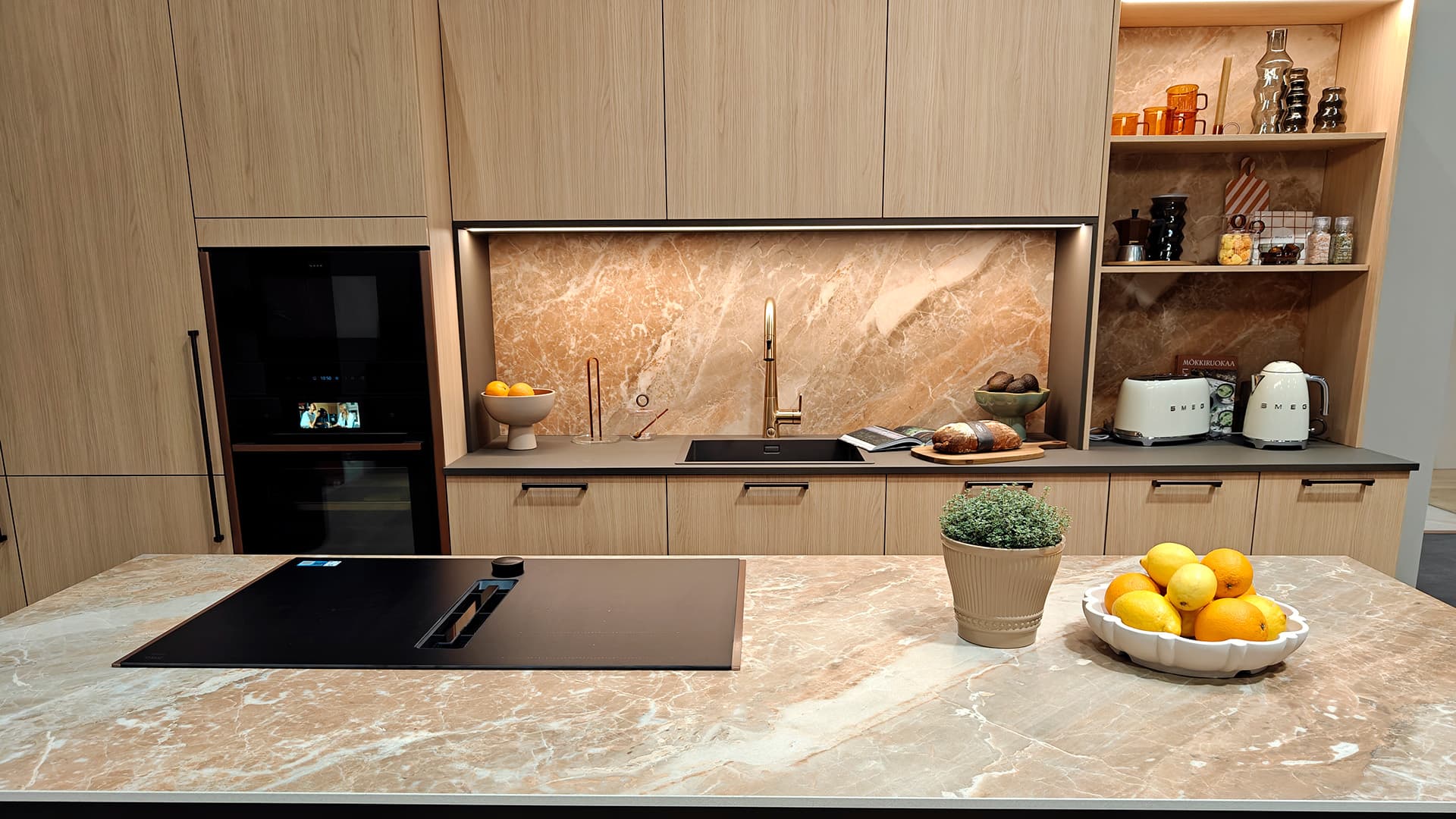 <p data-block-key="2np9q">Puu, kiven sävyt ja lämmin valaistus tekevät keittiöstä rauhallisen, mutta pinnat pitävät kokonaisuuden kiinnostavana. (Kuva Sari Nieminen)</p>