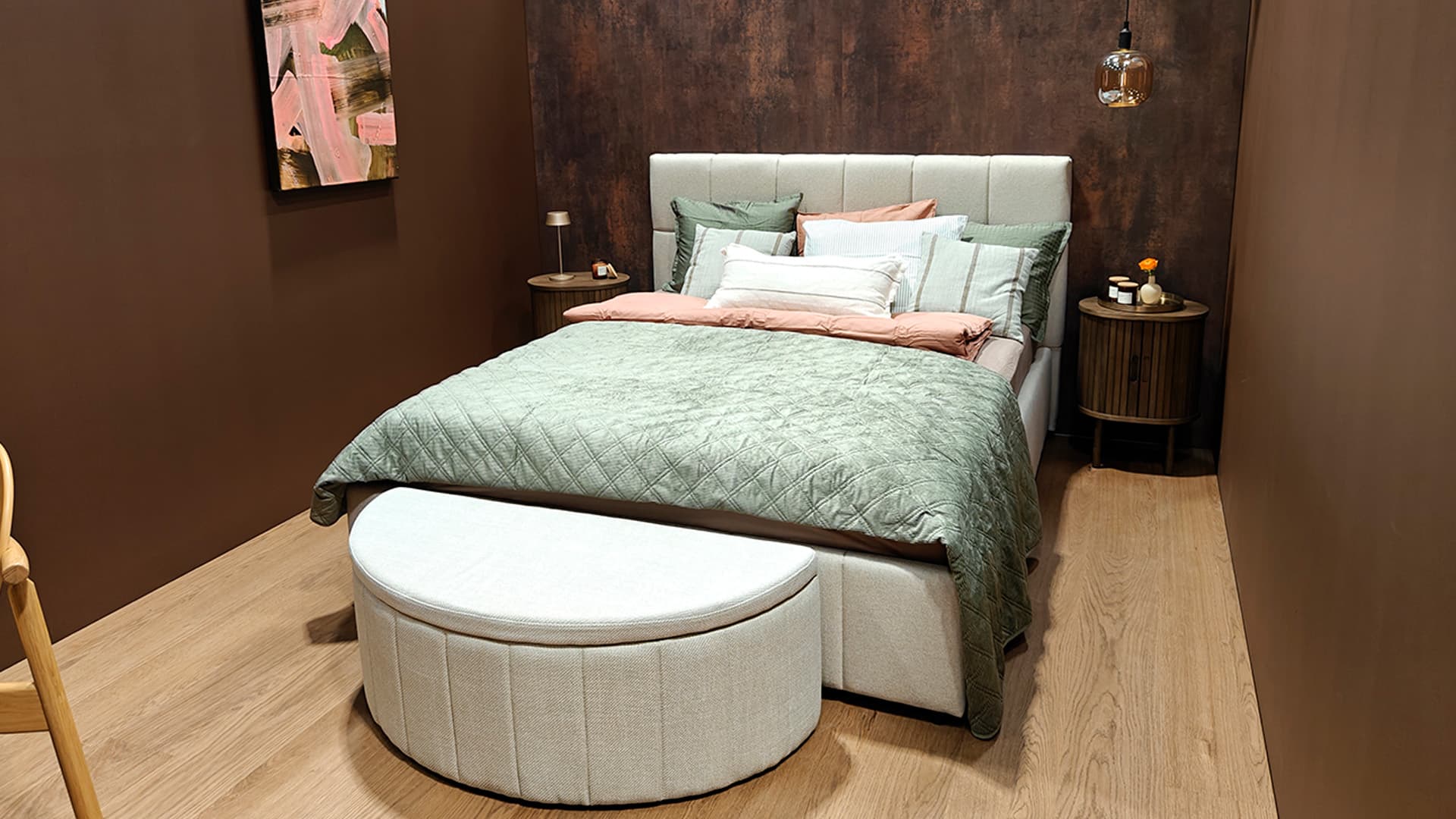 <p data-block-key="brsca">Makuuhuoneessa tumma taustaseinä ja pehmeät tekstiilit luovat suojaisan tunnelman ilman raskasta vaikutelmaa. (Kuva Sari Nieminen)</p>