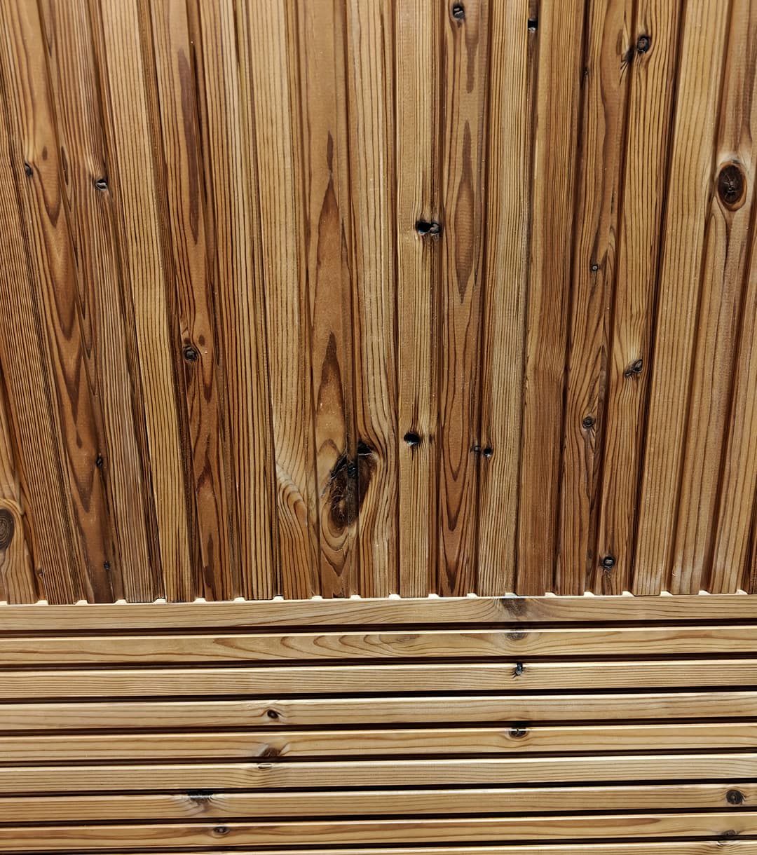 <p data-block-key="xqm4q">Panelointi näyttää parhaimmillaan elävältä, kun puun syyt, sävyerot ja rytmi jätetään näkyviin.</p>