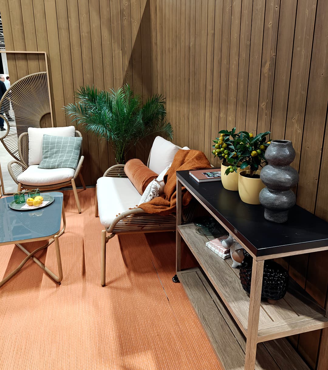 <p data-block-key="6q09f">Tumma puupinta ja vaaleat kalusteet tuovat ulkotilaan selkeyttä, jota vihreät kasvit pehmentävät. (Kuva Sari Nieminen)</p>