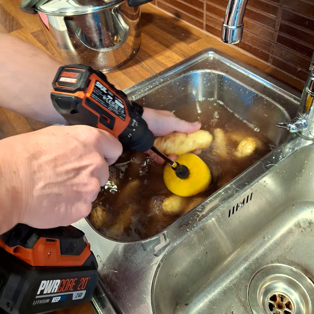 <p data-block-key="q98c2">Voihan niitä perunoita hinkata myös yksi kerrallaan, jos haluaa täysin kuorettomia gourmet-perunoita. Itse henkilökohtaisesti pidän sellaisista, joihin on jätetty myös kuorta, sillä kuoressahan ovet perunan vitamiinit.</p>