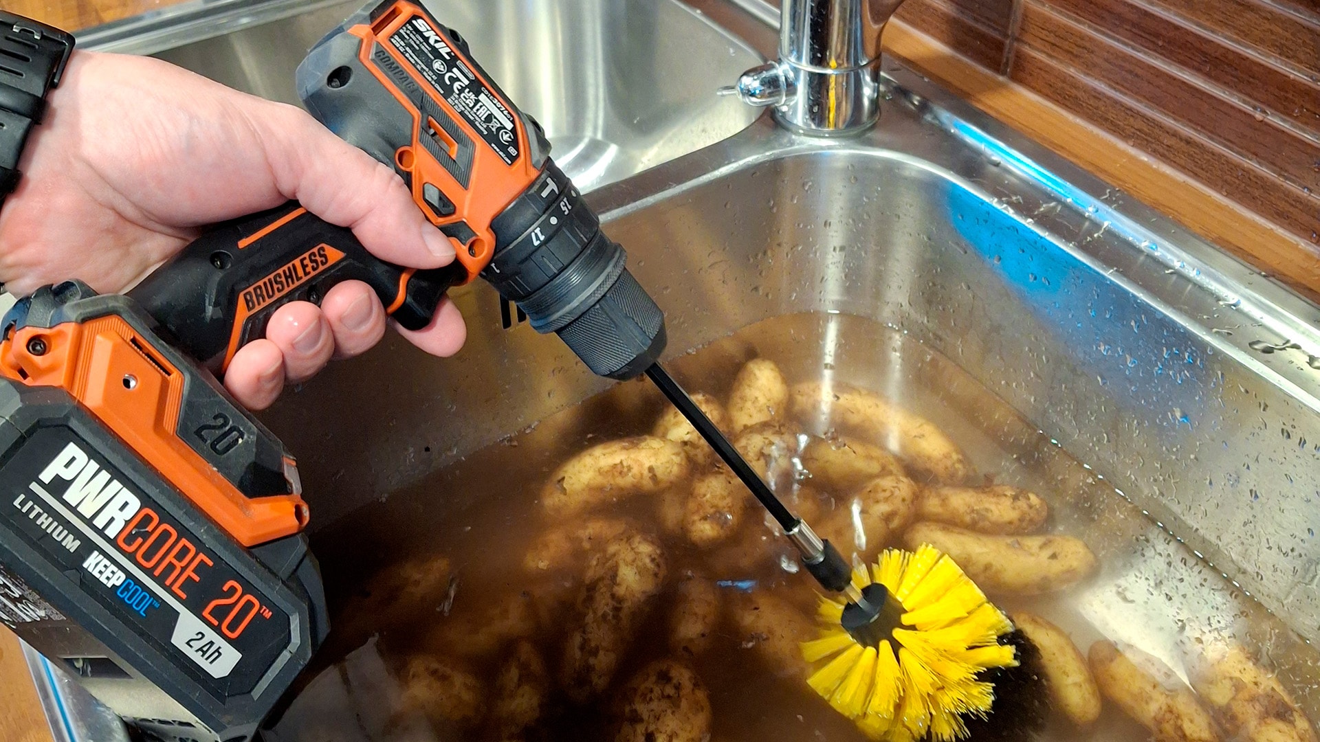 perunoiden pesu SKILL-akkuporakoneen avulla 1920x1080