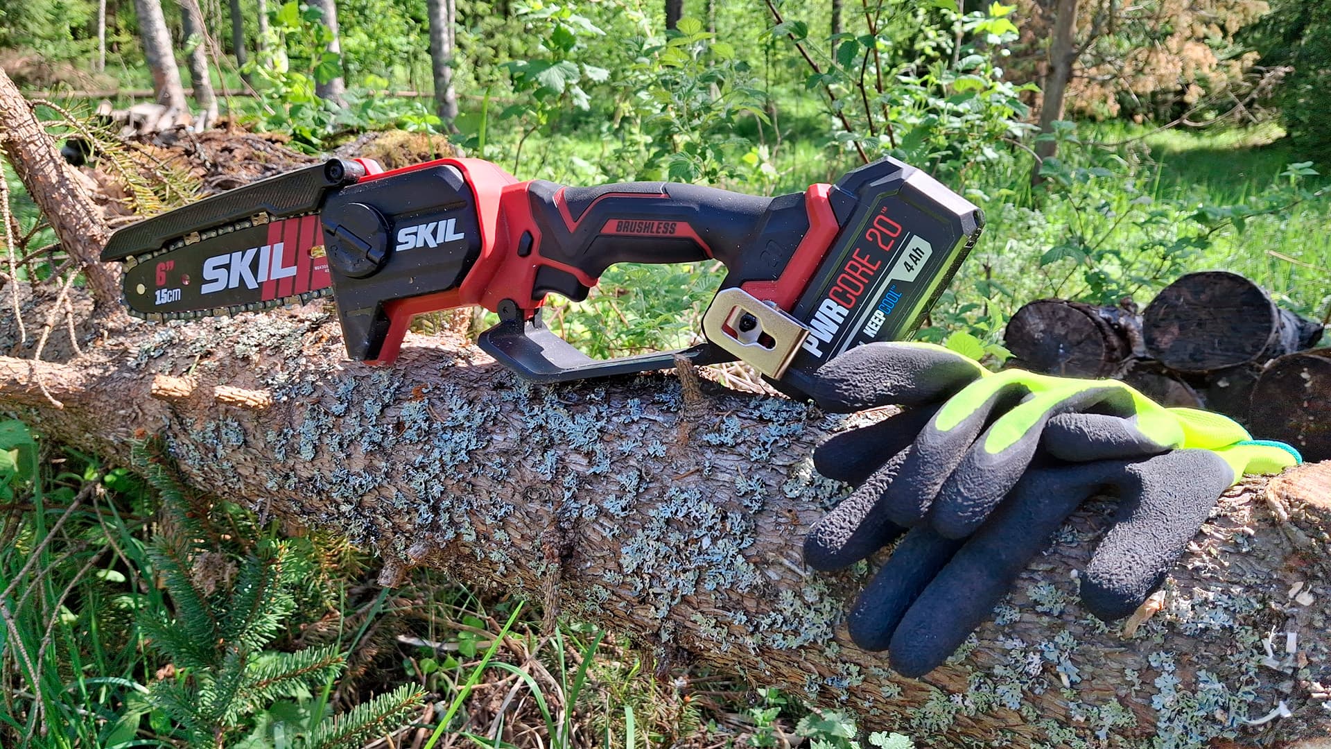 <p data-block-key="yevl8">Pienessä akkuoksasahassa on myös voimaa. SKIL hiiliharjaton moottori on nopeampi ja vahvempi ja kestää kymmenen kertaa kauemmin kuin tavanomainen hiiliharjallinen moottori. (Kuva Sari Nieminen)</p>