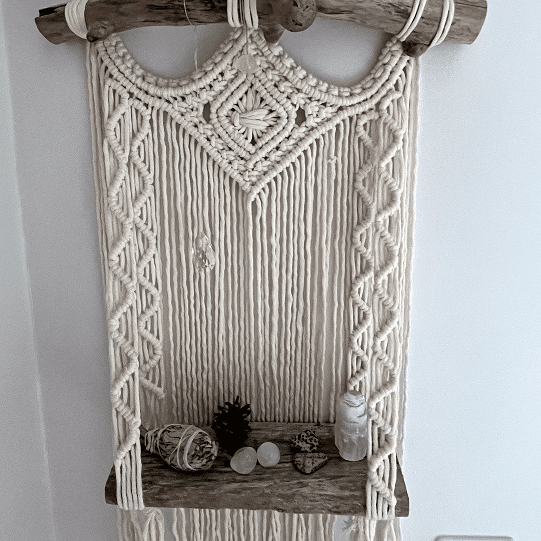 Makramee-työ makuuhuoneen seinällä Hurmaavin huone Pinalopo