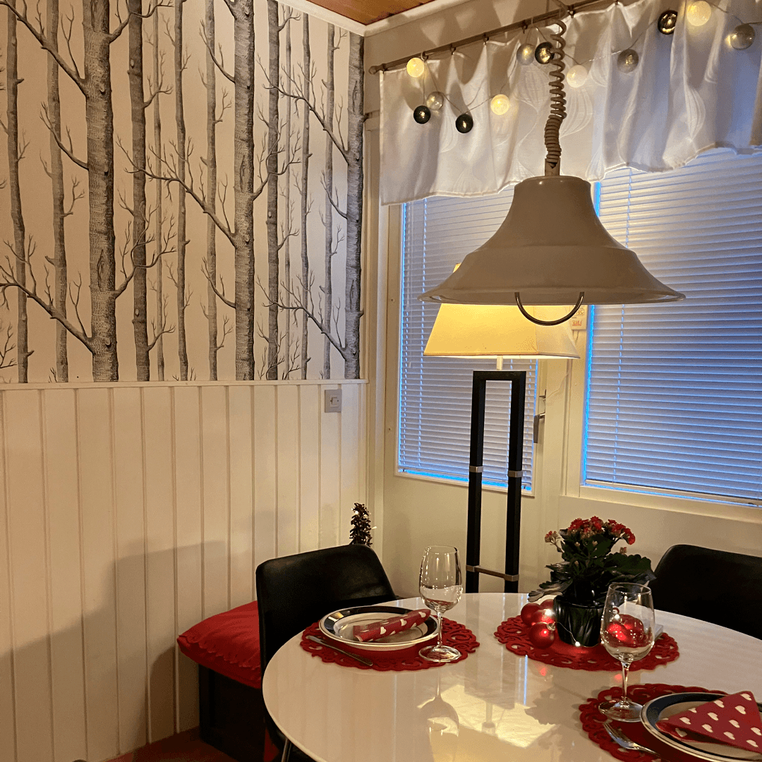 Keittiön pöydällä joulukattaus