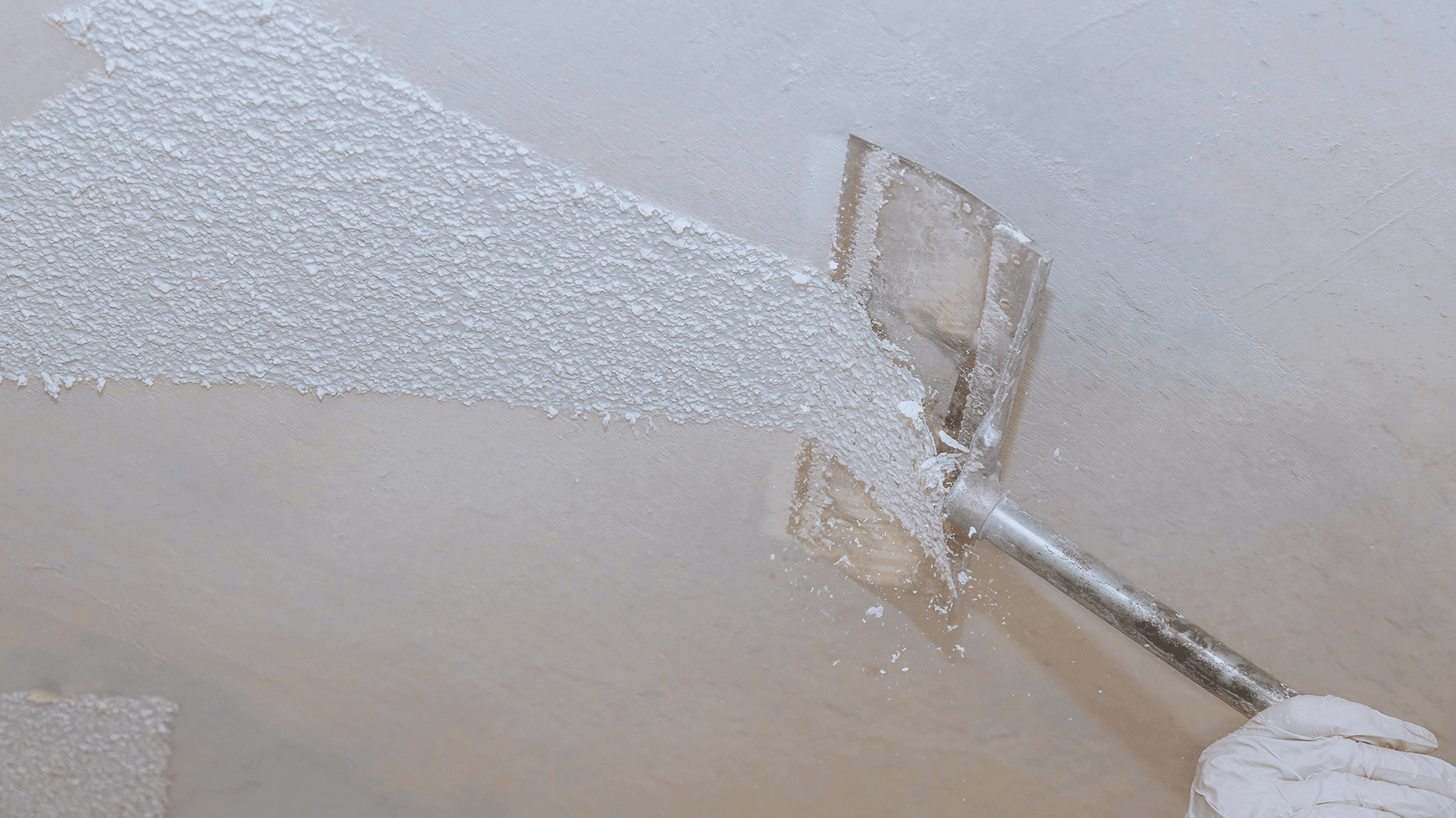 <p data-block-key="nm9rv">Huolelliset pohjatyöt ja oikeat maalausolosuhteet auttavat saavuttamaan siistin ja tasaisen kattopinnan. (Kuva Adobe Stock)</p>