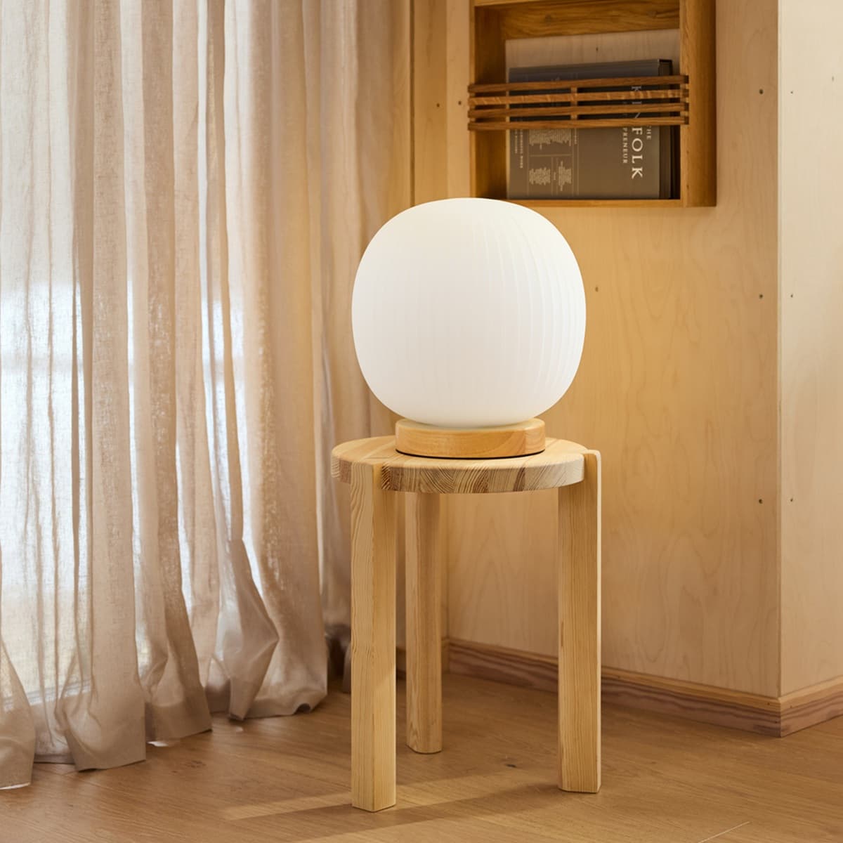 <p data-block-key="gdfmz">OSRAM Decor Glass Lantern -pöytävalaisimessa opaalilasi pehmentää valoa ja puinen yksityiskohta tuo kokonaisuuteen lämpöä. Valaisin sopii esimerkiksi sivupöydälle, hyllylle tai yöpöydälle.</p>