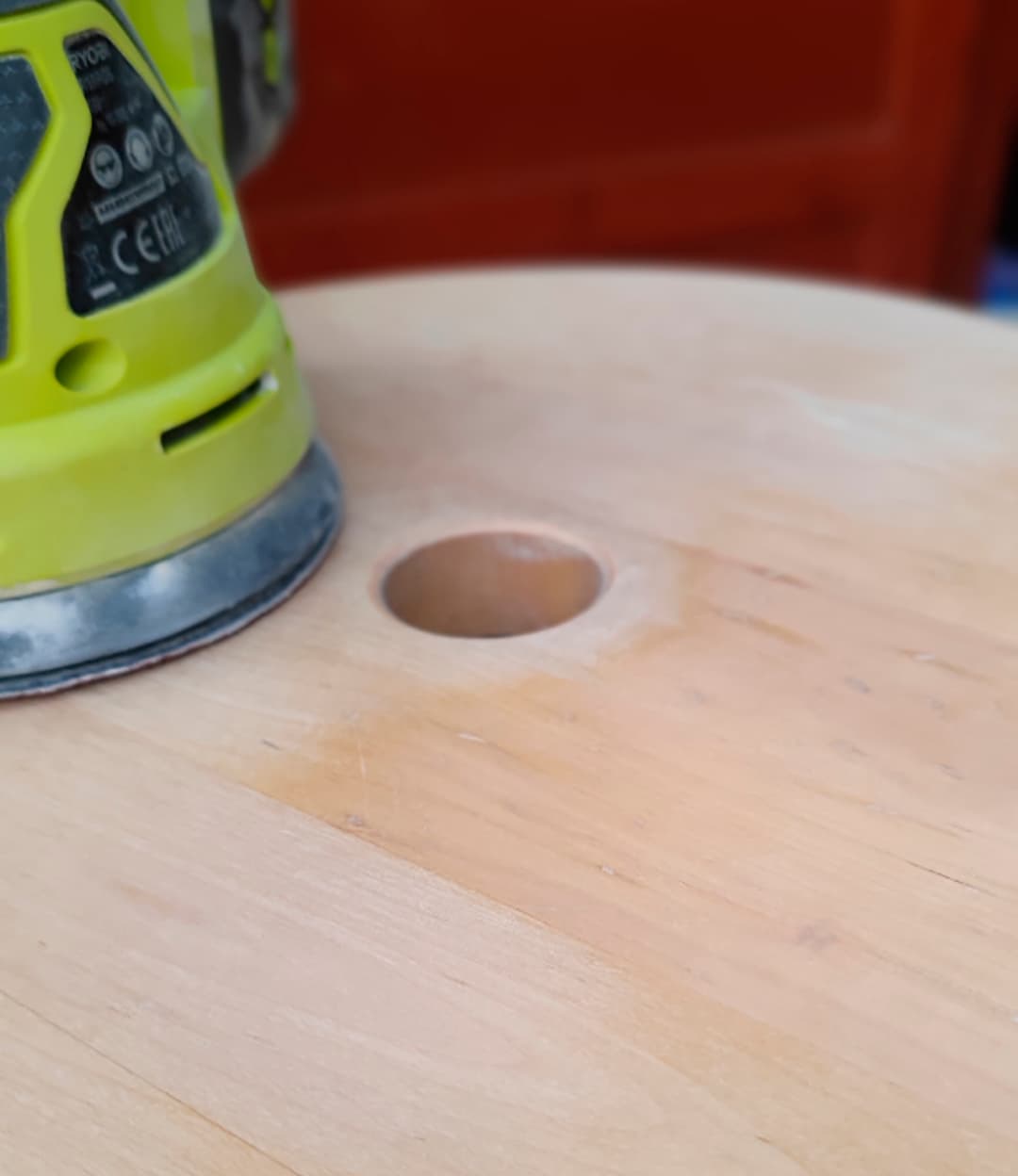 <p data-block-key="qzse3">Hiottava pinta alkaa vaaleta ja puhdas puu tulla esille.</p>