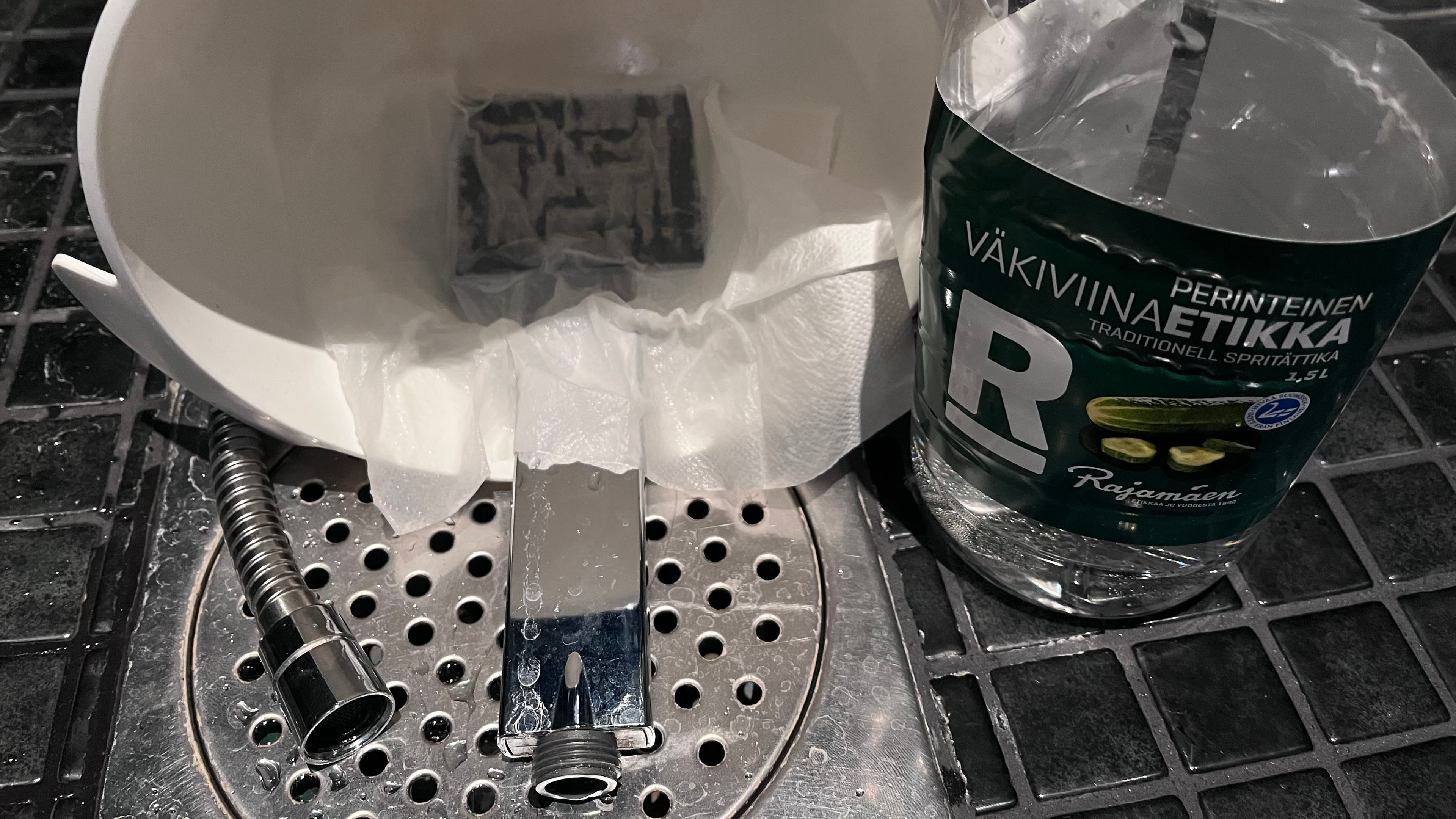 <p data-block-key="fgbun">Kalkinpoiston ja yleispuhdistuksen jälkeen suihkupää toimi jälleen normaalisti, ja vesi virtasi tasaisesti kaikista rei’istä.</p>