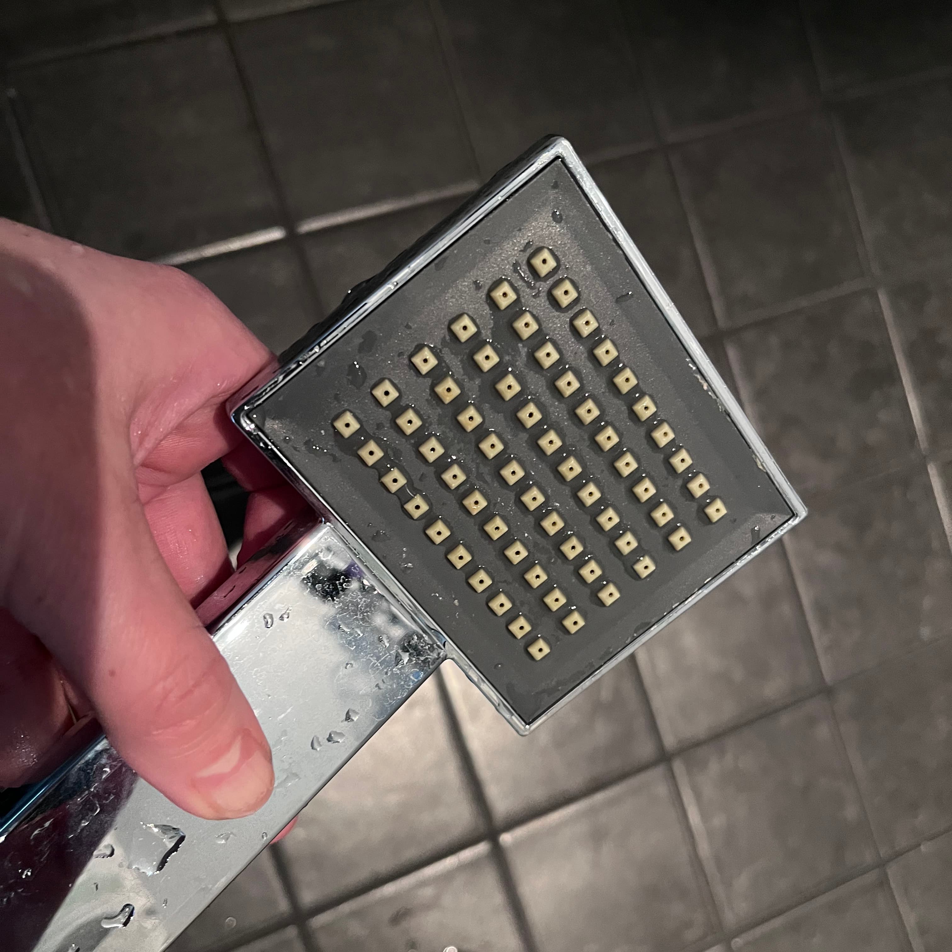 <p data-block-key="z0icp">Ilman hankaamista irronnut kalkki paljasti alta kirkkaan kromipinnan. Kevyt pyyhkäisy riitti.</p>