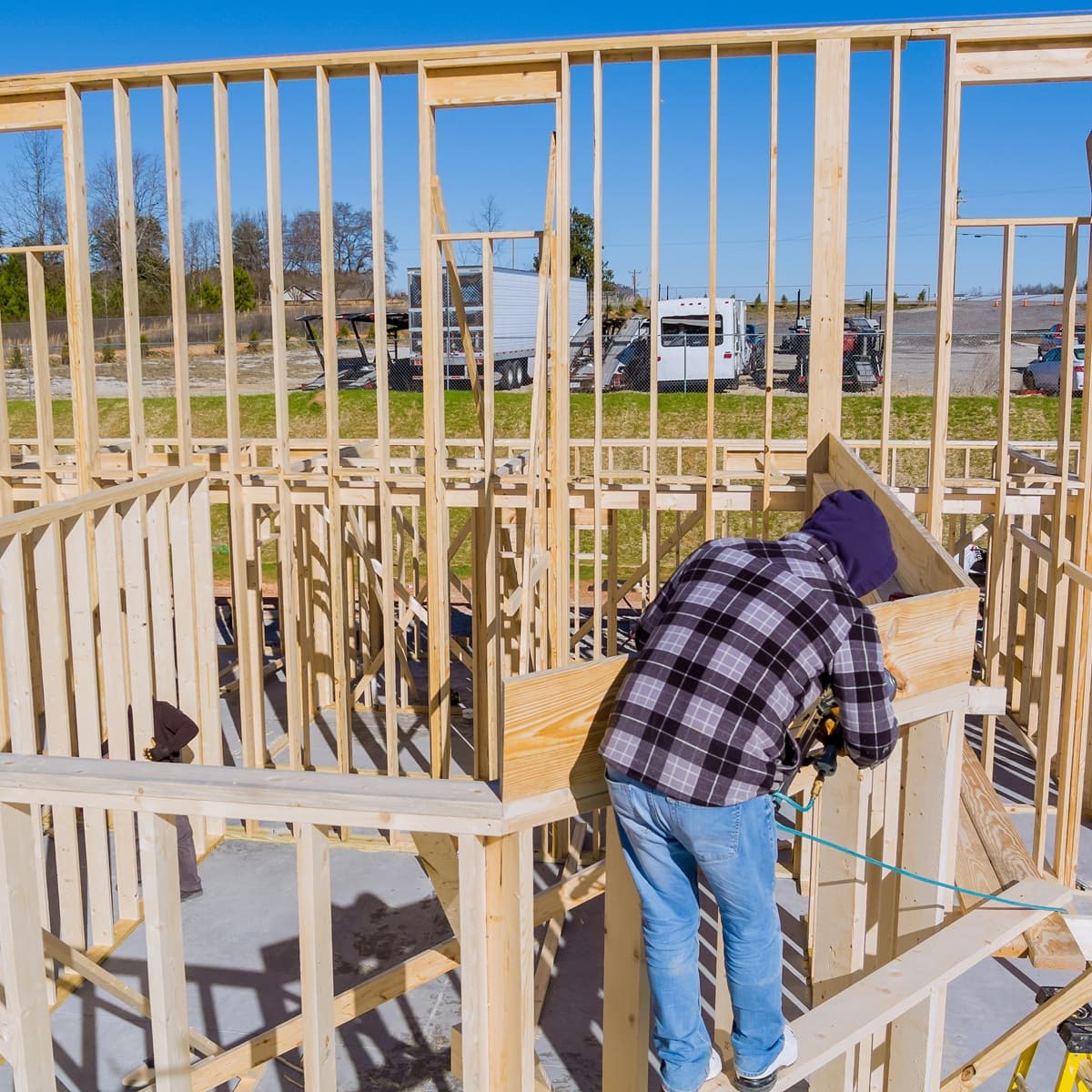 <p data-block-key="w27uj">Keskeneräinen rakennustyömaa voi jäädä odottavaan tilaan, jos urakoitsijan toiminta keskeytyy konkurssin vuoksi. (Kuva: Envato)</p>