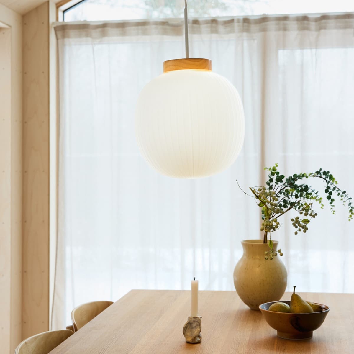 <p data-block-key="rlx6s">Lasin ja puun yhdistelmä antaa OSRAM Decor Glass Lantern -riippuvalaisimelle kevyen ja ajattoman ilmeen. Valaisin sopii esimerkiksi ruokapöydän ylle yksittäin tai useamman valaisimen ryhmänä.</p>