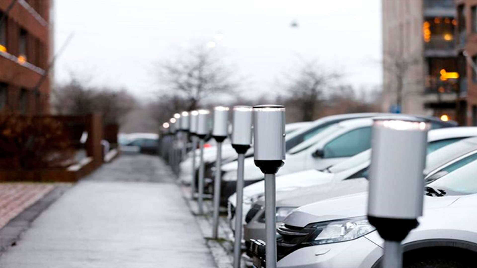 Sähköautojen yleistyminen kuormittaa taloyhtiöitä