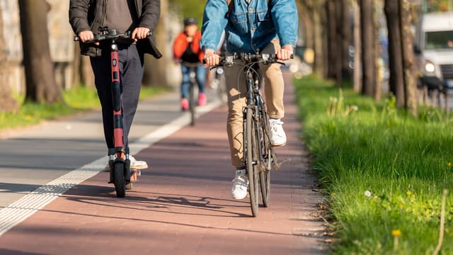 sähköskuutti- ja polkupyörä vierekkäin pyörätiellä