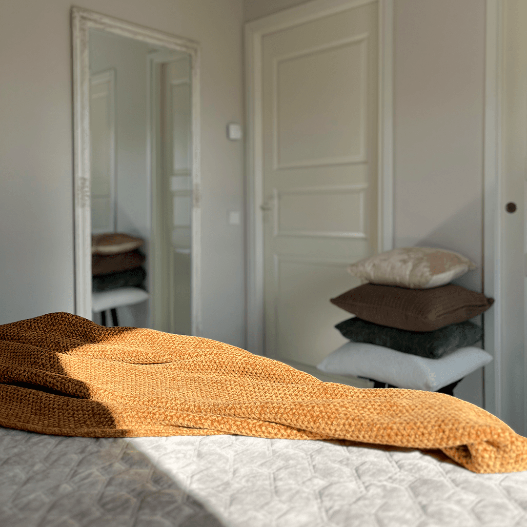 sängyn takaa näkyy ovi