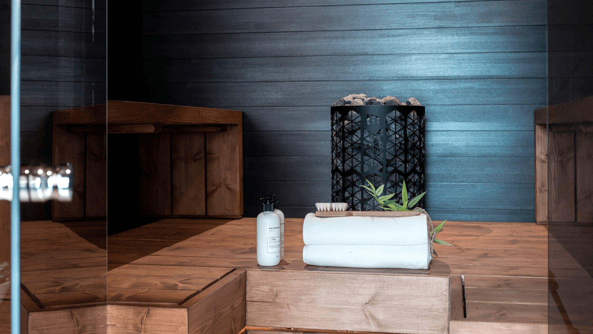 <p data-block-key="lnloc">Valaistus, materiaalit ja kiukaan sijoittelu ratkaisevat, tuntuuko sauna harkitulta kokonaisuudelta vai pelkältä pesutilan jatkeelta. (Kuva Mondex Oy)</p>