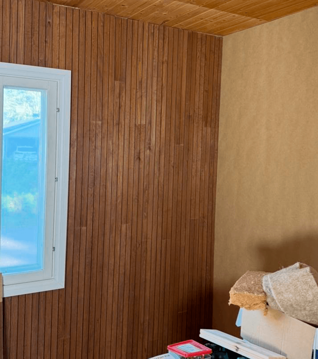 <p data-block-key="unssi">Työmaalta löytynyt ja pitkän aikaa säästetty paneeli riitti juuri ja juuri keittiön ikkunaseinälle – täydellinen esimerkki harkitusta kierrätyksestä. (Kuva Vilja Schepel)</p>