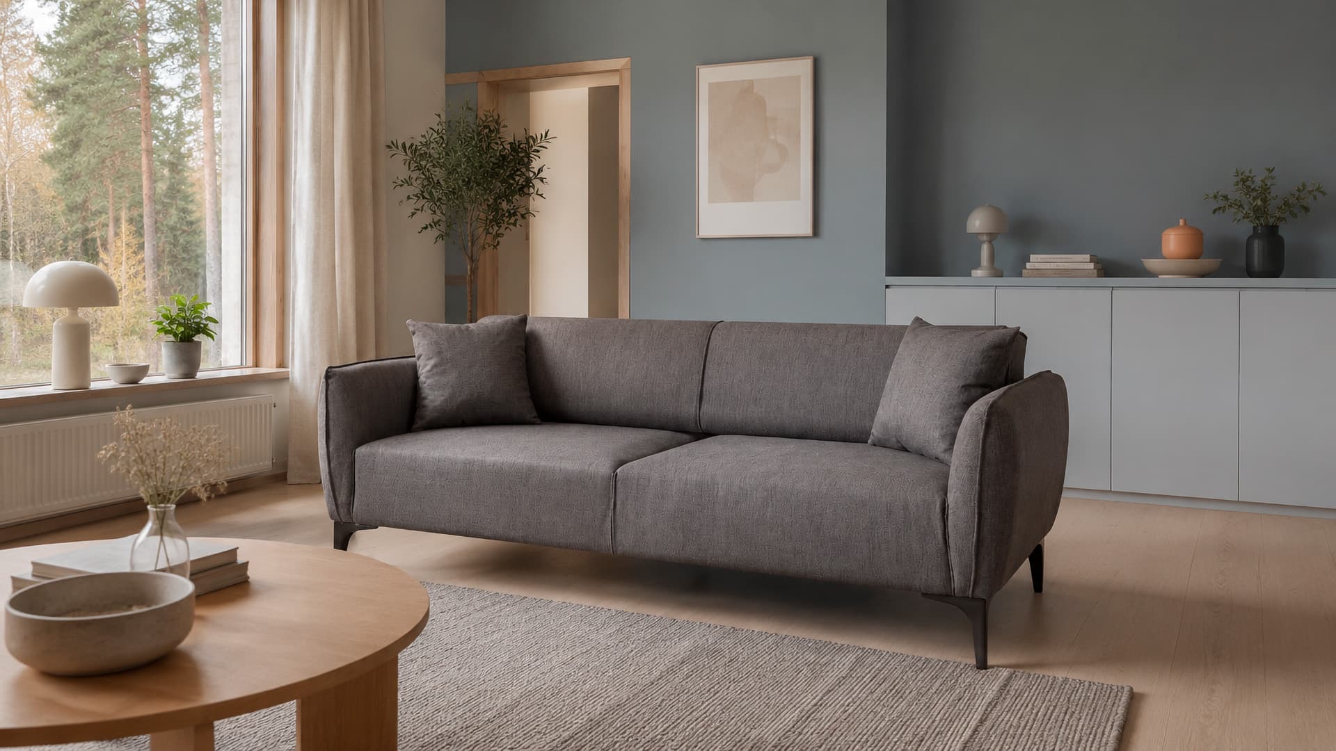 <p data-block-key="0m9ea">Dreamhome.fi:n myymä Valento Furniture Belissimo -sohvan harmaa verhoilu sopii siniharmaan seinän ja vaalean puun seuraan. Sävy-yhdistelmä näyttää, kuinka vuoden 2027 sinisiä voidaan käyttää olohuoneessa hillitysti. (Tekoälyllä tuotettu havainnekuva. Tarkista tuotteen todellinen sävy ja yksityiskohdat tuotetiedoista.)</p>