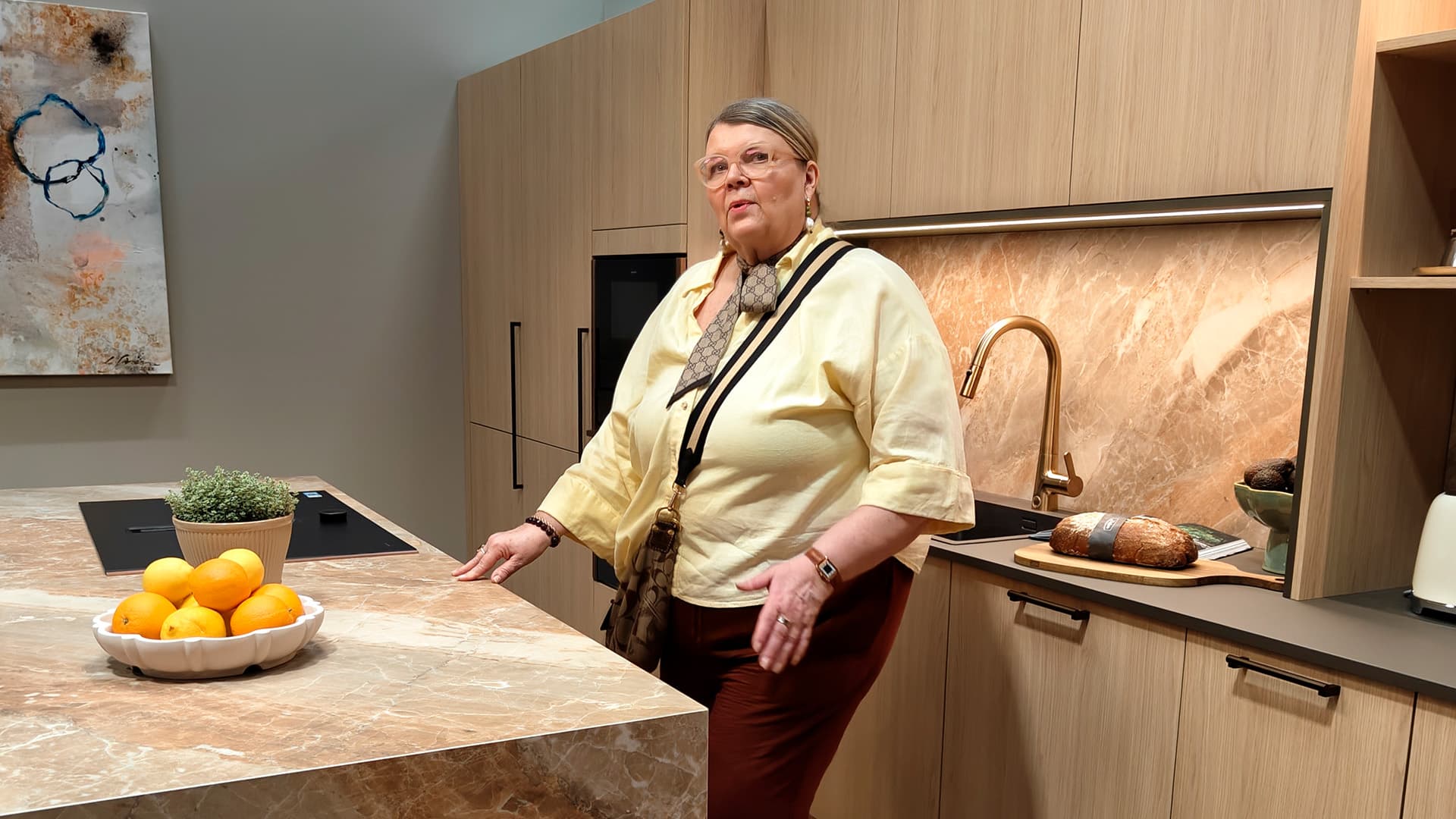 <p data-block-key="8t14b">Esittelyssä sisustussuunnittelija Malla Tapio korosti ajatusta siitä, ettei trendiä kopioida sellaisenaan, vaan sitä sovitetaan omaan kotiin sopivaksi. (Kuva Sari Nieminen)</p>