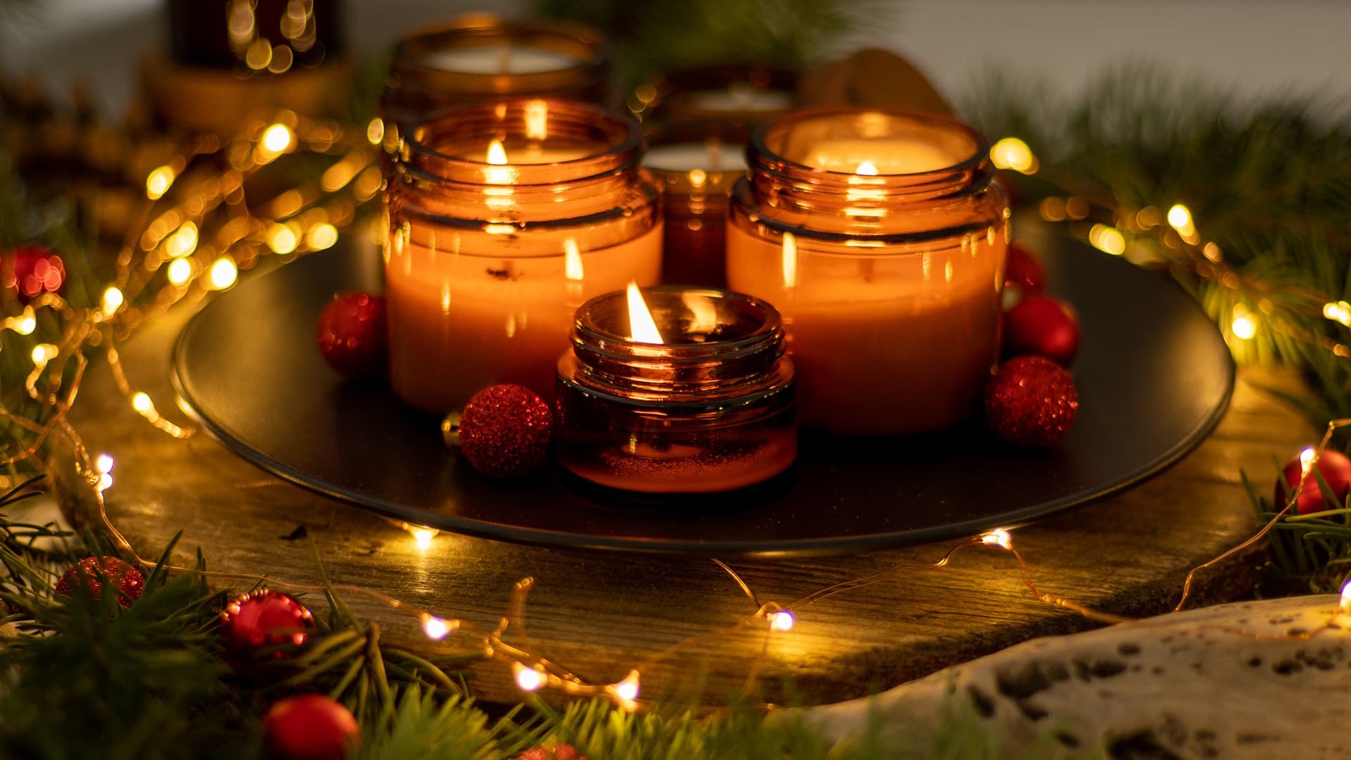 <p data-block-key="0jbcv">Polta kynttilöitä varoen. (Kuva: Envato)</p>