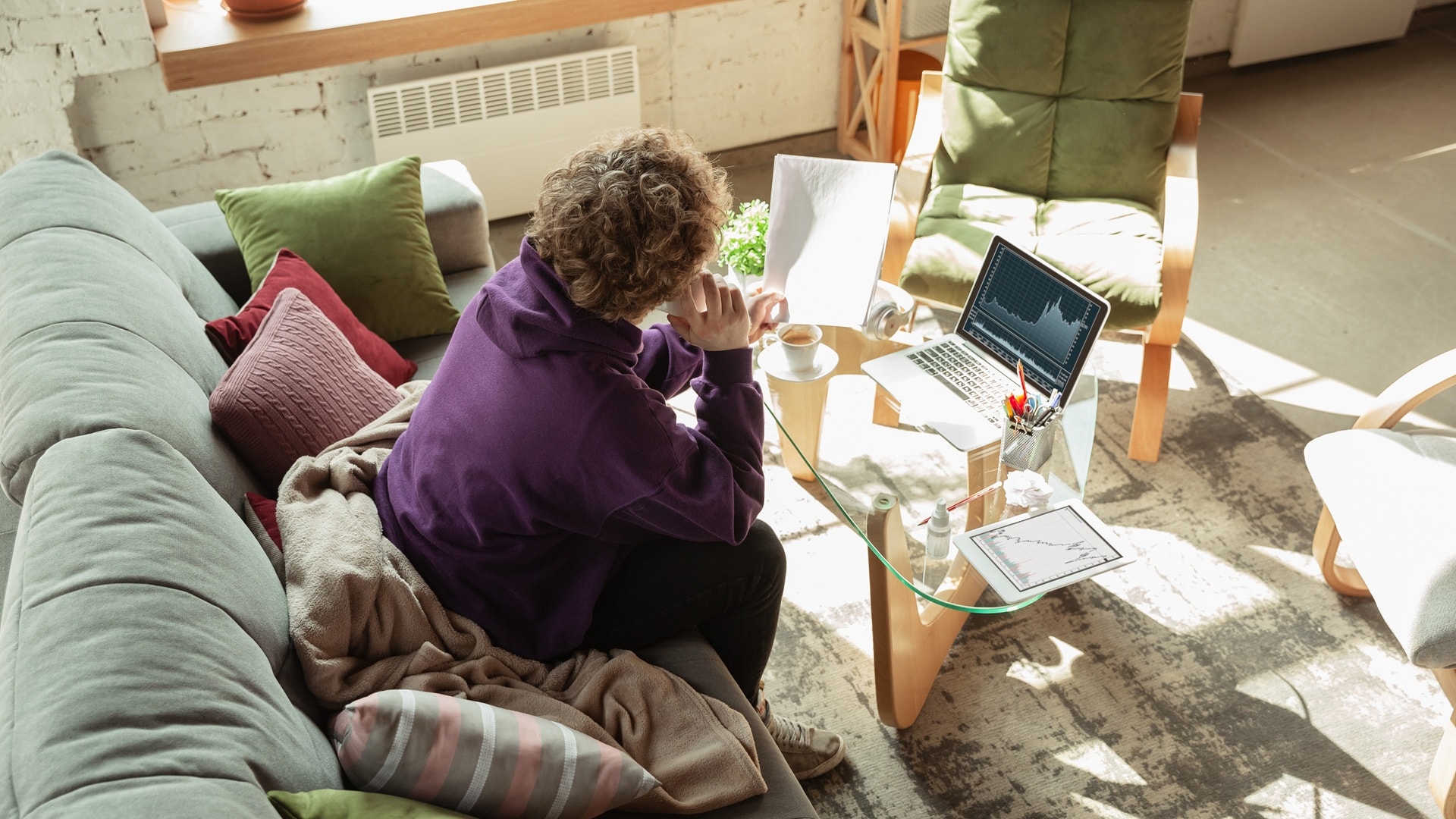 mies etätöissä kotona