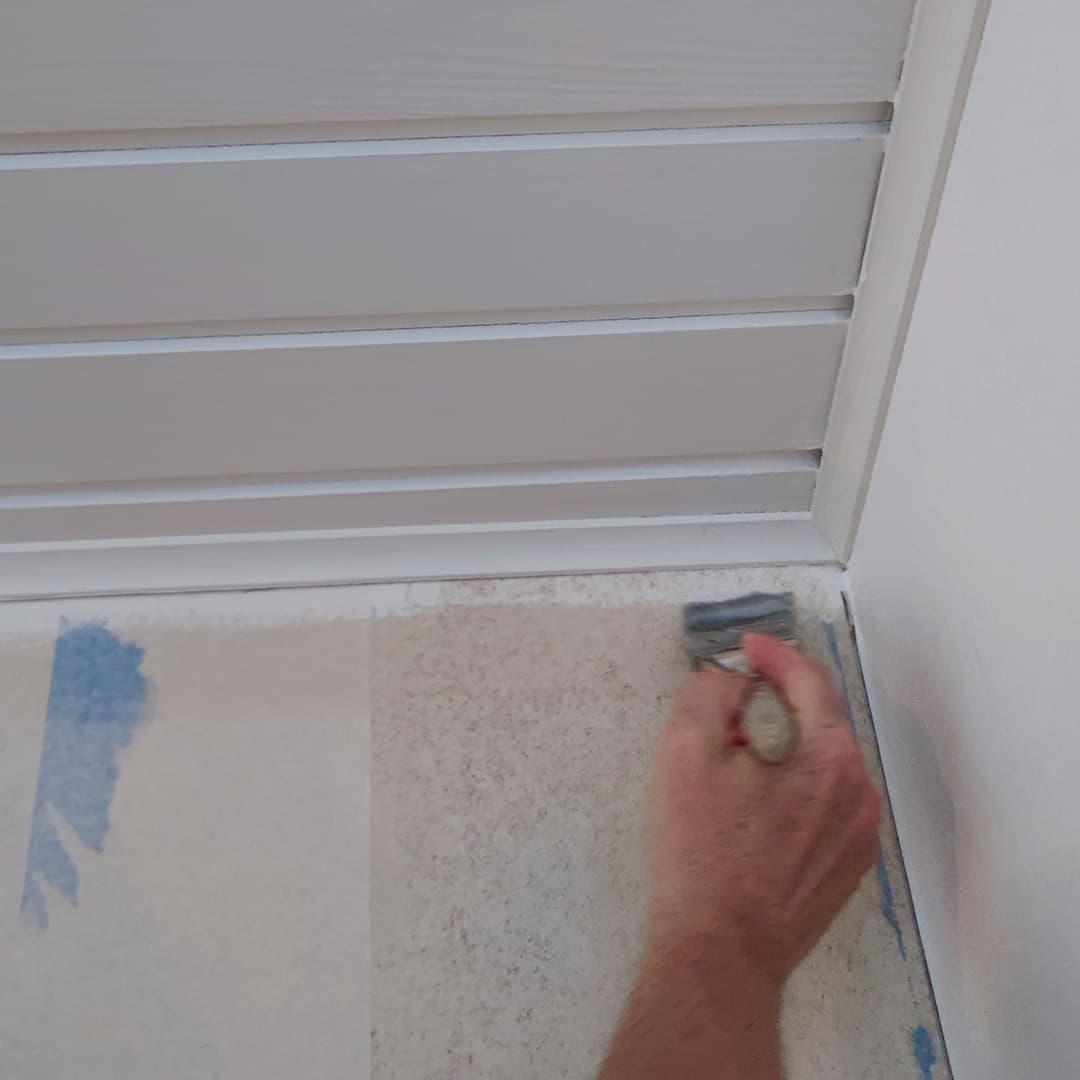 <p data-block-key="auno1">Levitä liisteri nurkkiin ja reunoille pensselillä. (Kuva Sari Nieminen)</p>