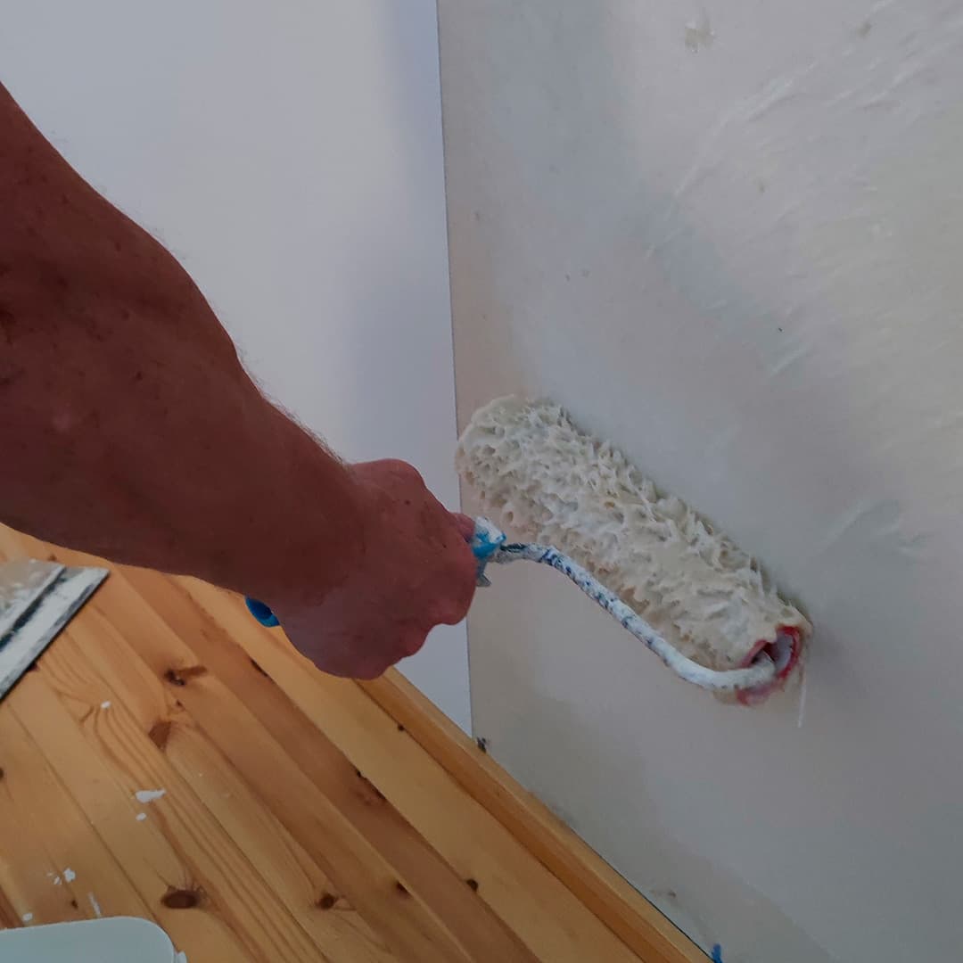 <p data-block-key="g148f">levitä liisteri suoraan seinään maalaustelalla. (Kuva Sari Nieminen)</p>