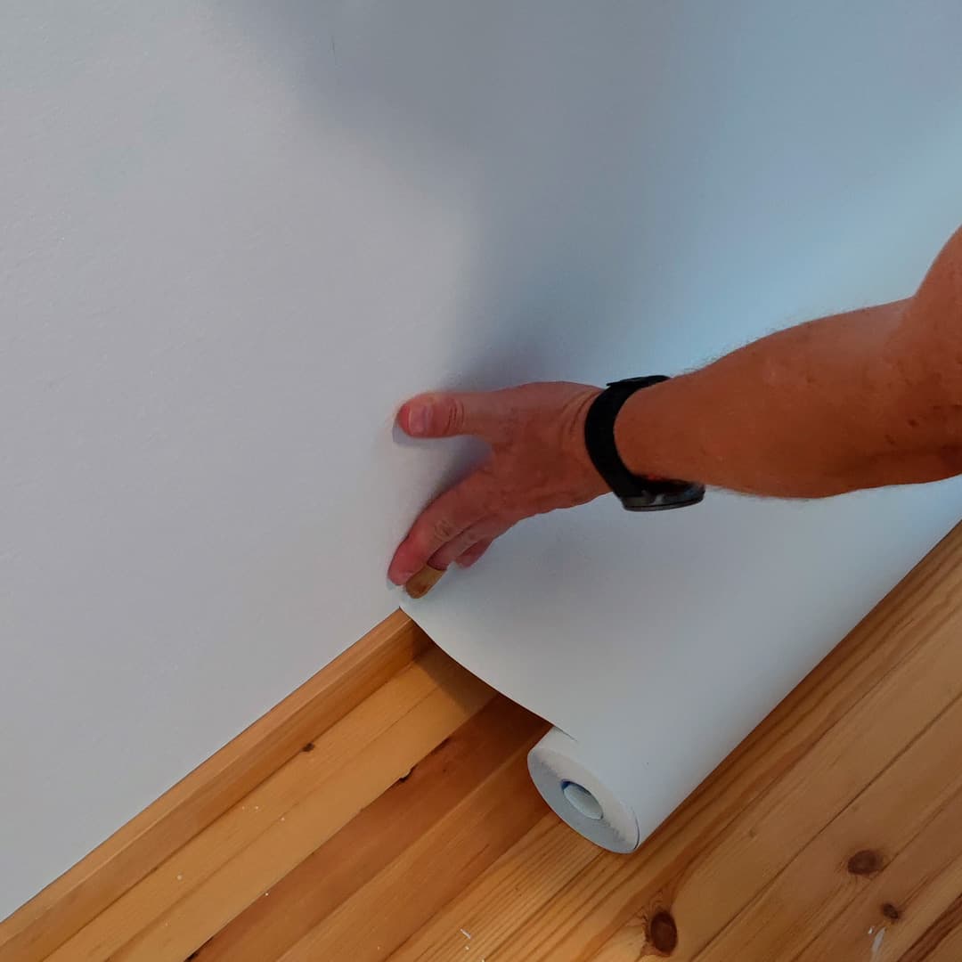 <p data-block-key="1ojfh">Paina tapetti seinää vasten alareunasta. (Kuva Sari Nieminen)</p>