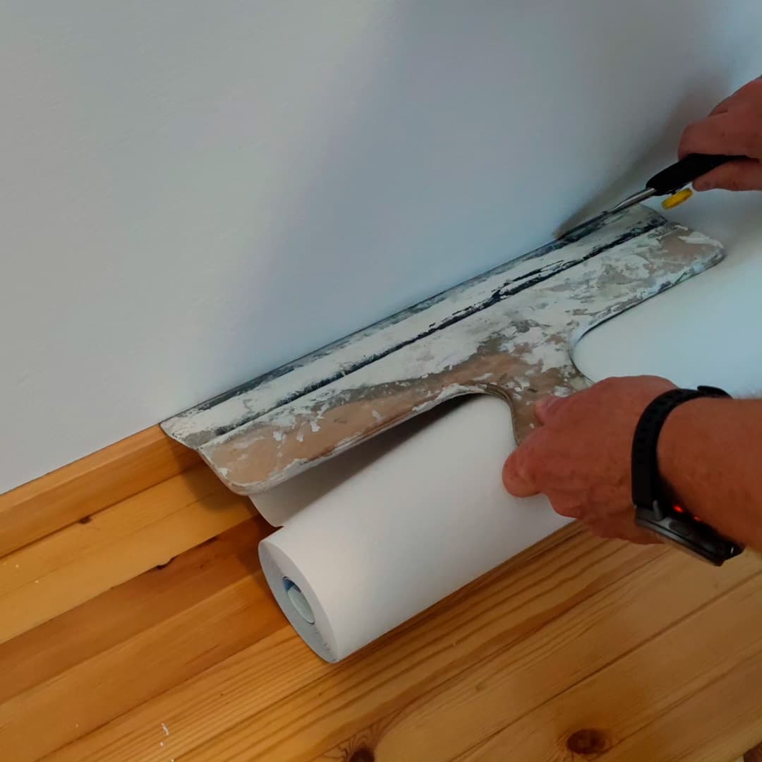 <p data-block-key="hzcmy">Paina lasta tiukasti seinää vasten ja leikkaa vuota poikki. (Sari Nieminen)</p>