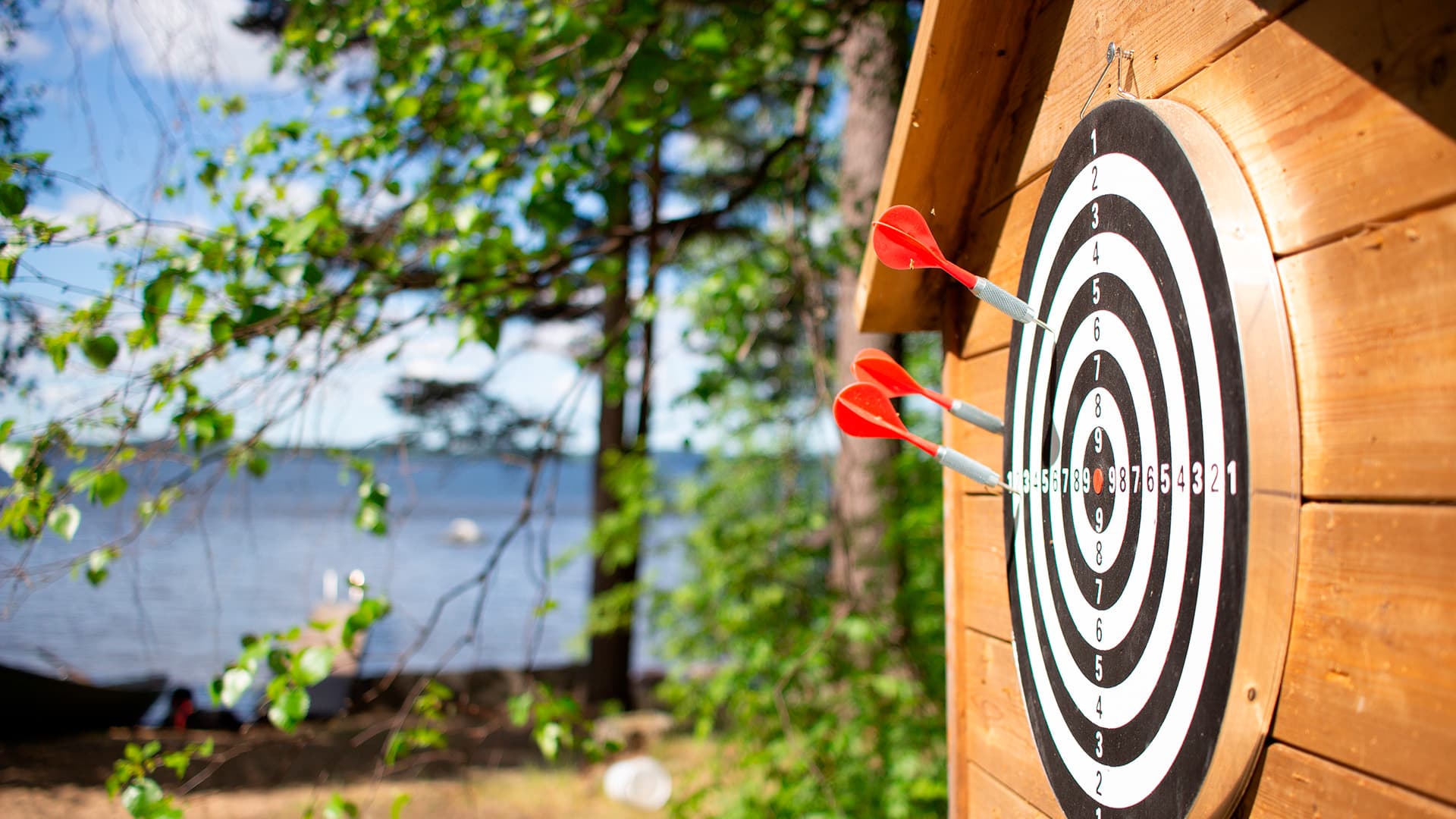 <p data-block-key="1jtj9">Vaikka kiinteistörekisterin kartta on käytettävissä tilakaupassa, kiinteistön rajat on varmistettava maastossa. Ei kannata tyytyä myyjän tai välittäjän viittoiluun, että tässä taikka tuolla menee raja. (Kuvituskuva Adobe Stock)</p>