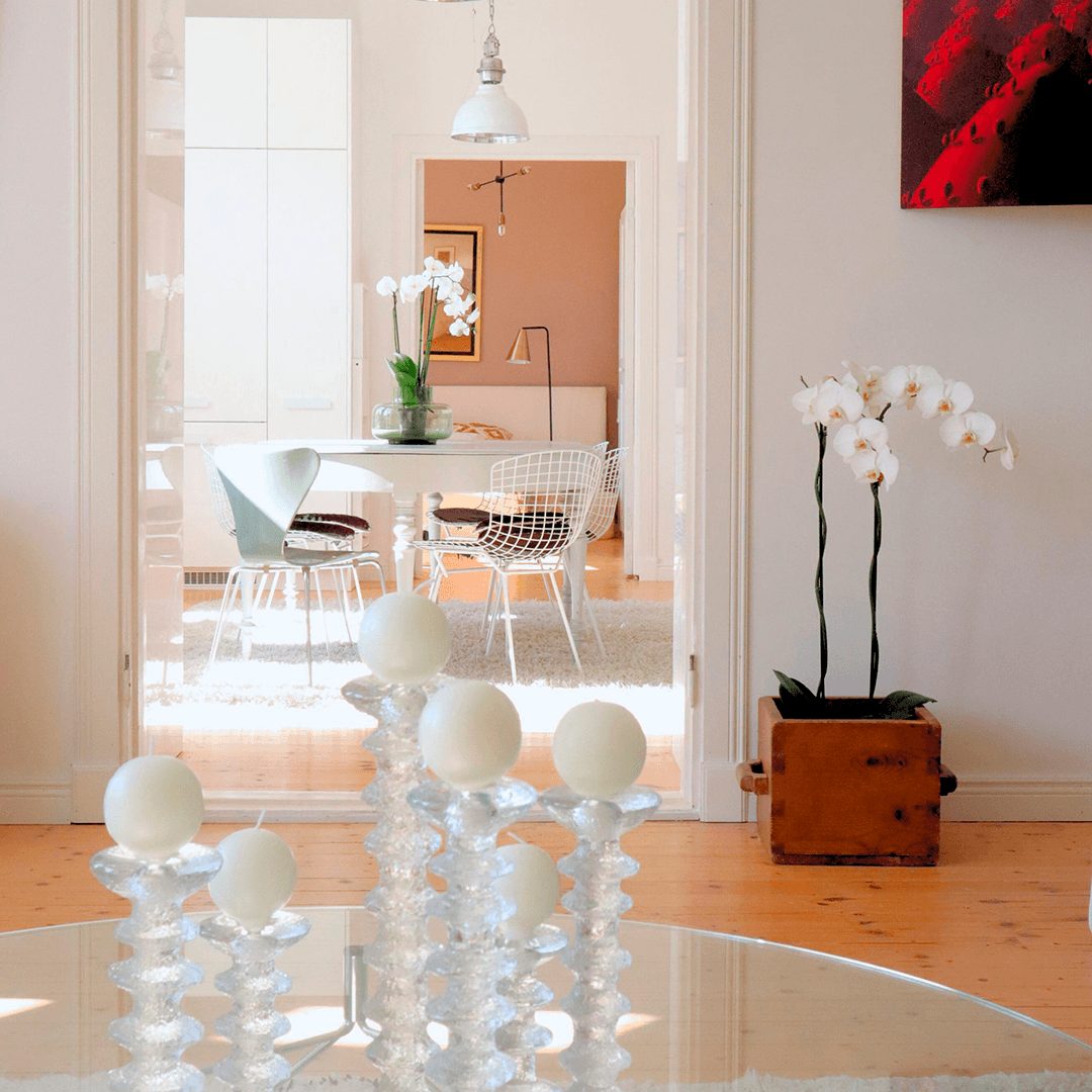 Iittalan kynttilänjalkoja pöydällä