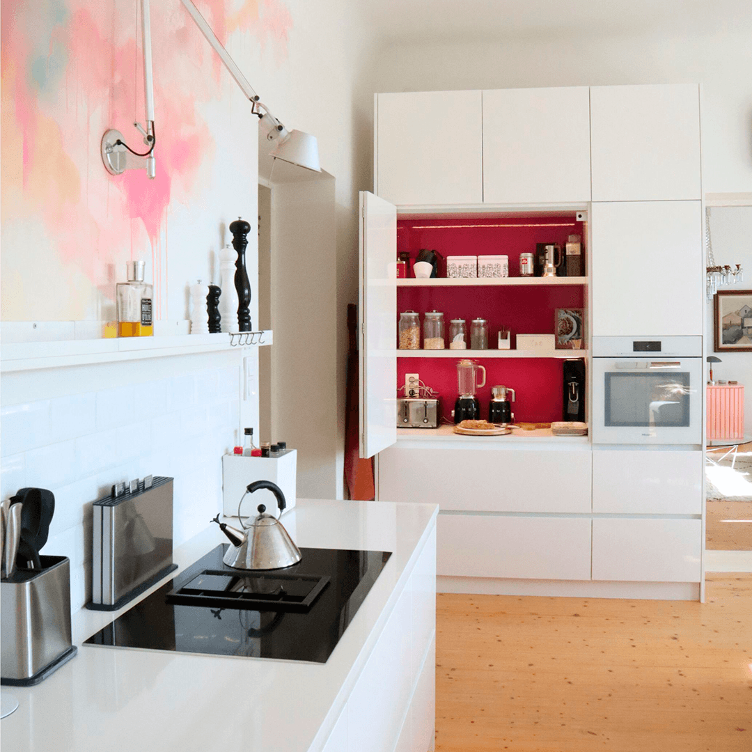 taustalla näkyy aamiaiskaappi