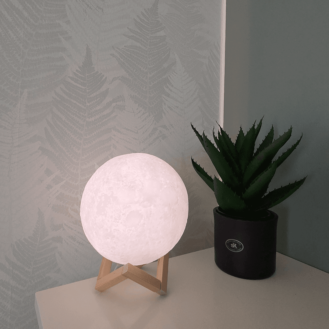 pyöreä yövalo ja yöpöytä