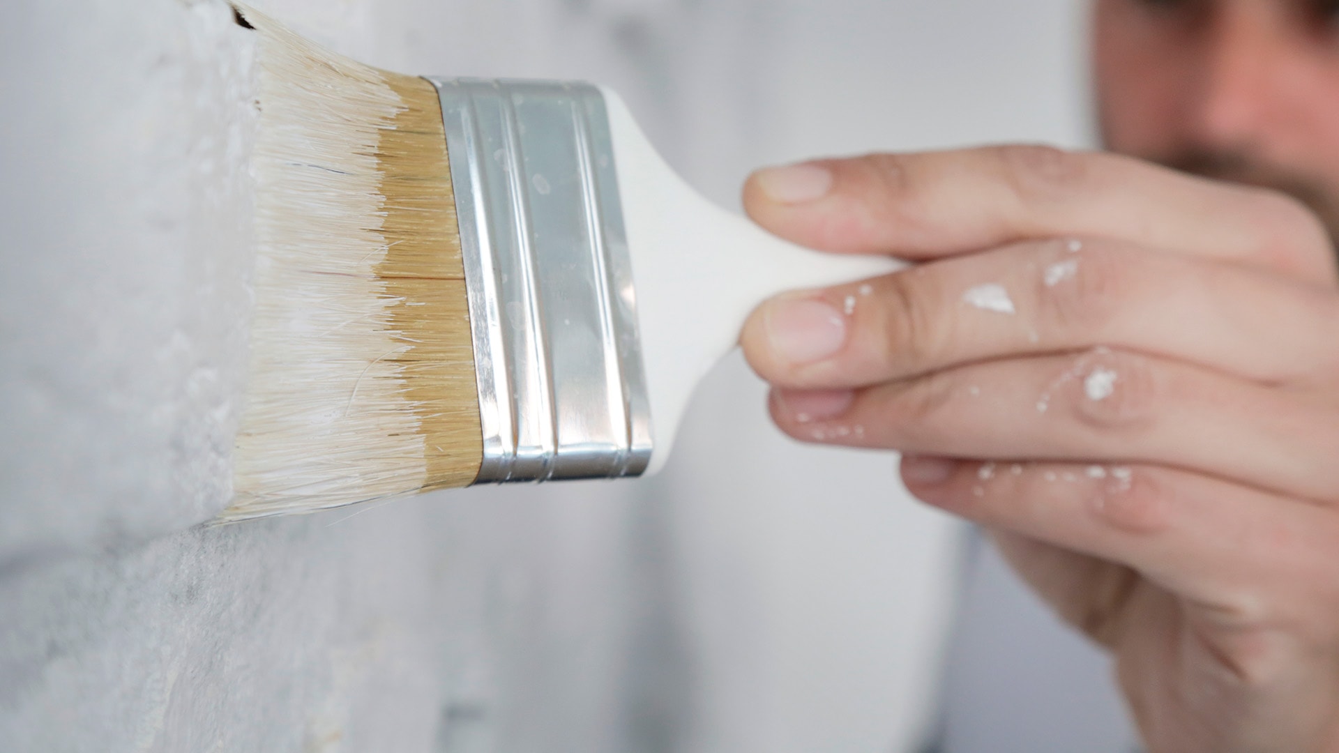 tiilitakan-maalaaminen-valkoiseksi-1920x1080