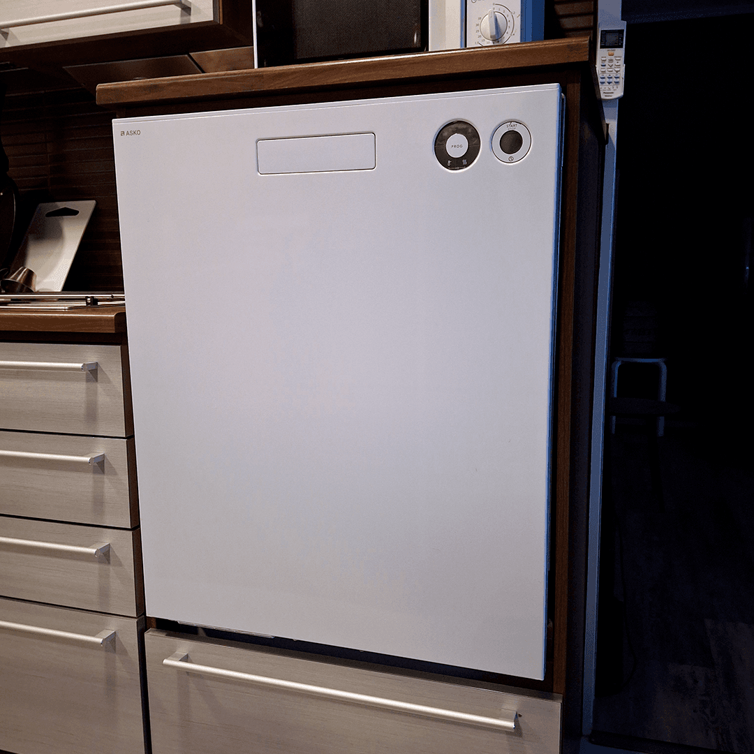 <p data-block-key="vvdi5">Astianpesukone voi olla myös työtason korkeudella ja kun kone on asennettu ylemmäs, täyttö ja tyhjennys sujuvat ilman jatkuvaa kumartelua, ja arjen ergonomia paranee heti. (Kuva Sari Nieminen)</p>