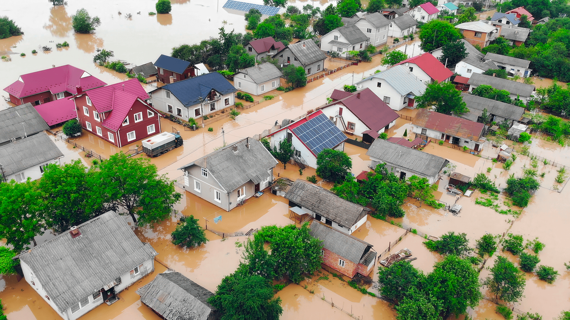 <p data-block-key="6gak1">Hiekkasäkit, muovi ja uppopumppu voivat pienentää vahinkoa, kun suojaustoimet aloitetaan ajoissa. (Kuva Adobe Stock)</p>