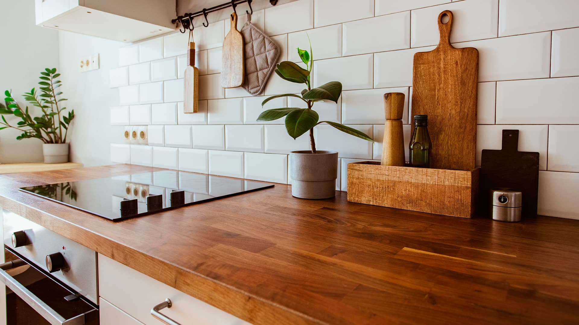 <p data-block-key="3mi3g">Keittiön taso voi olla myös hieman tummempi, jos pidät muut värit hyvin vaaleina.</p>